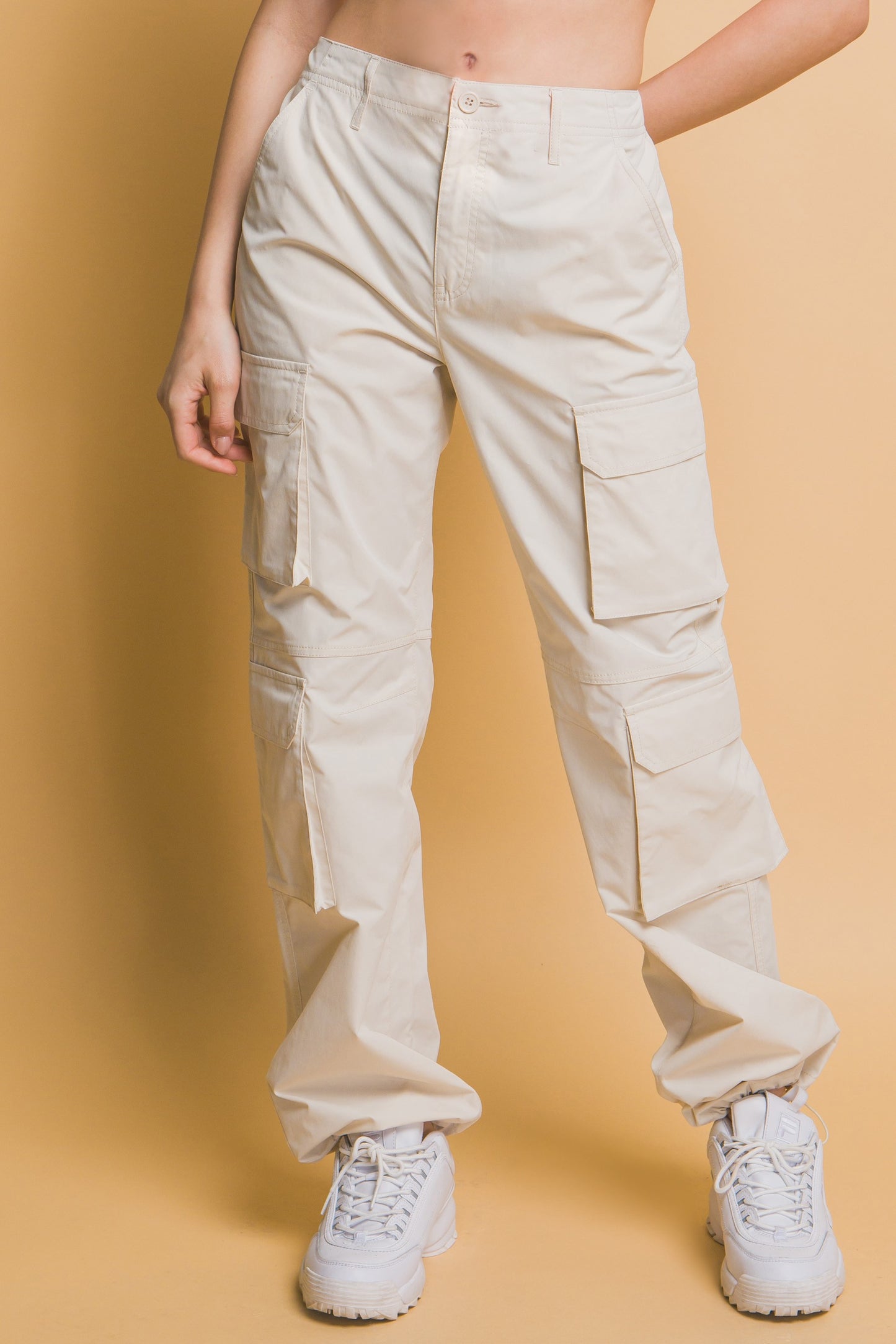 Pantalón cargo con ajuste en tobillo y múltiples bolsillos