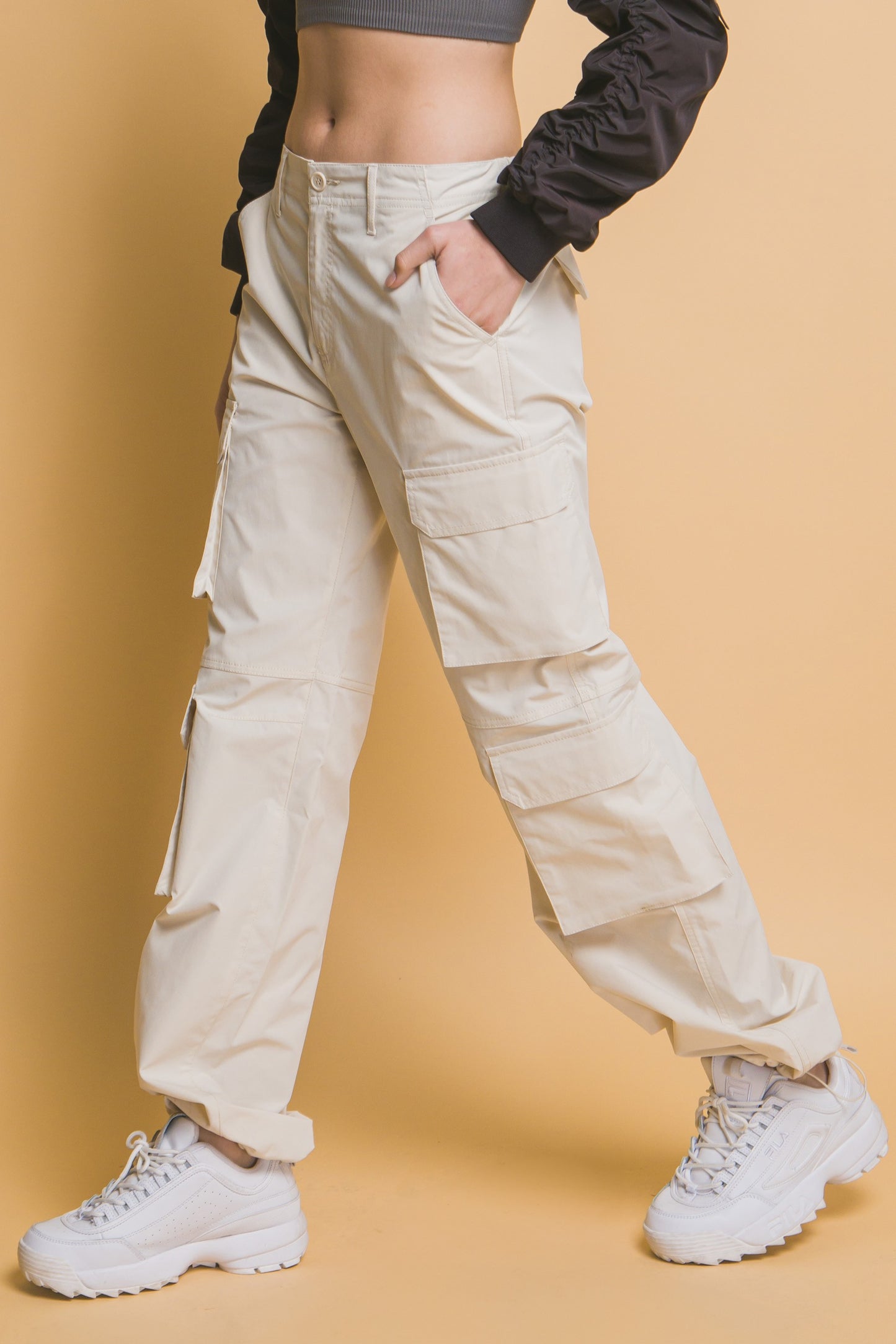 Pantalón cargo con ajuste en tobillo y múltiples bolsillos