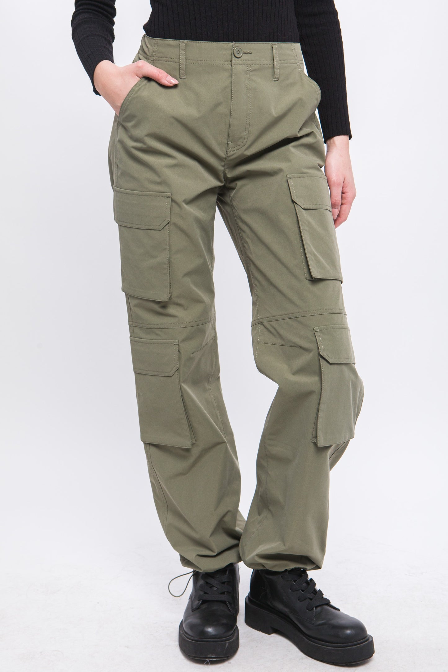 Pantalón cargo con ajuste en tobillo y múltiples bolsillos