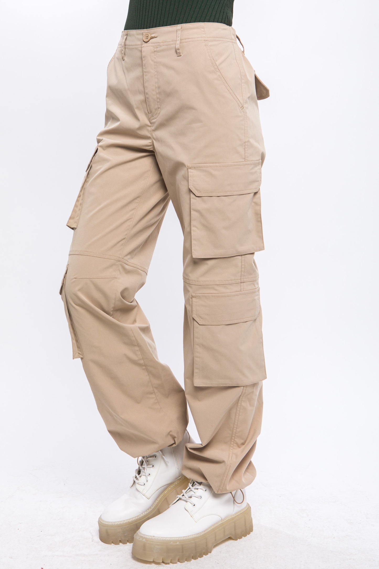 Pantalón cargo con ajuste en tobillo y múltiples bolsillos