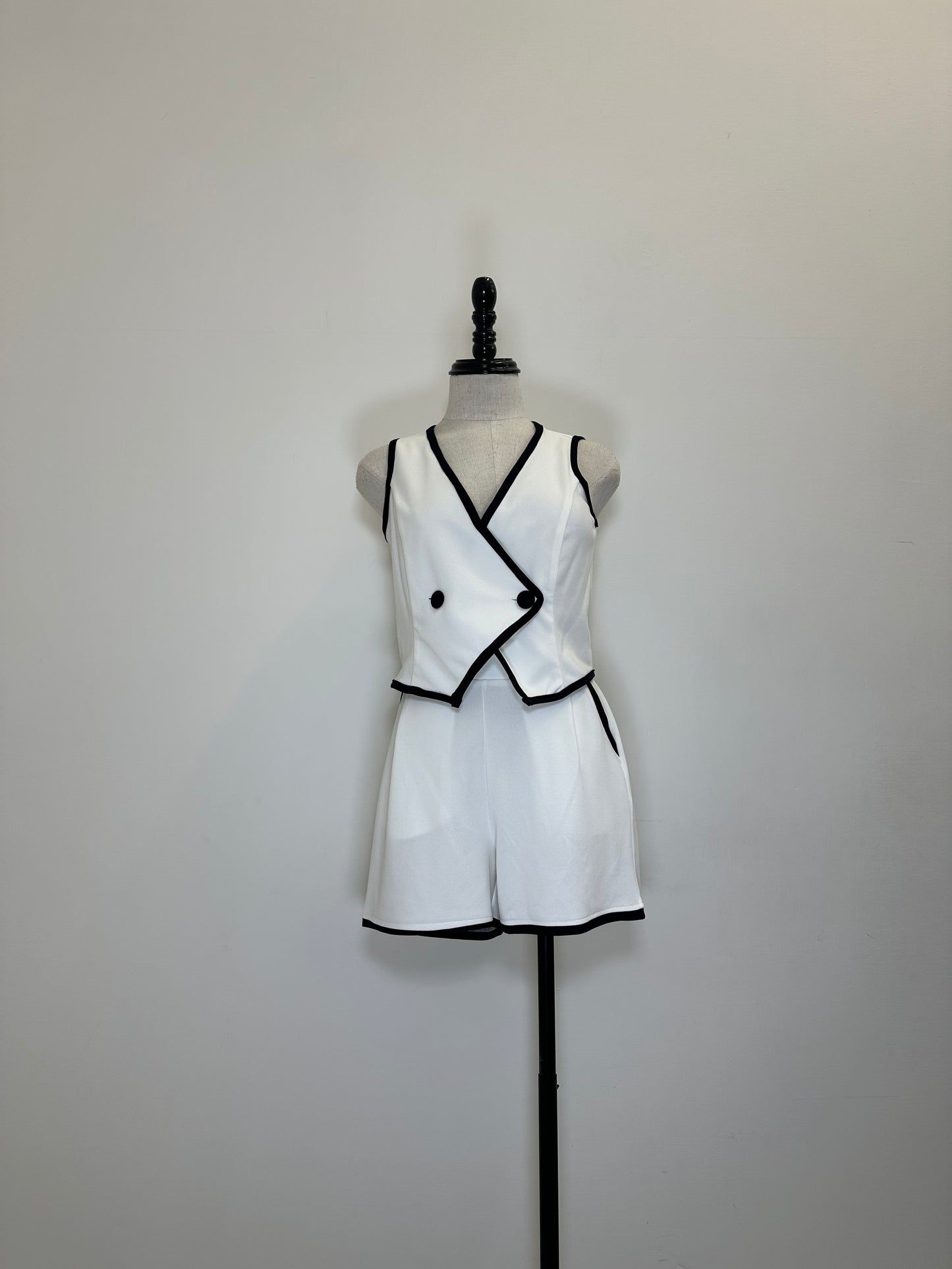 Conjunto Short y Chaleco con Detalles en Contraste