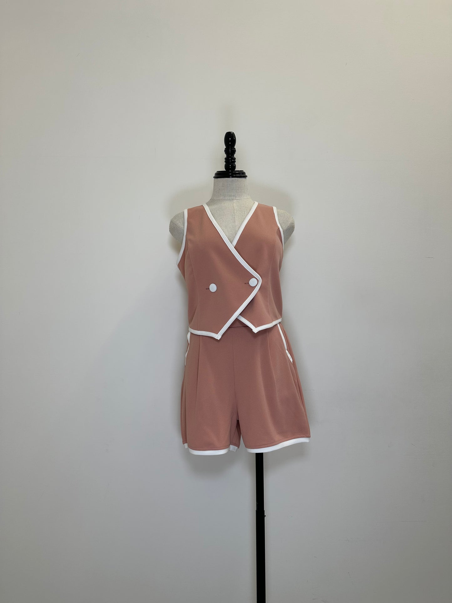 Conjunto Short y Chaleco con Detalles en Contraste