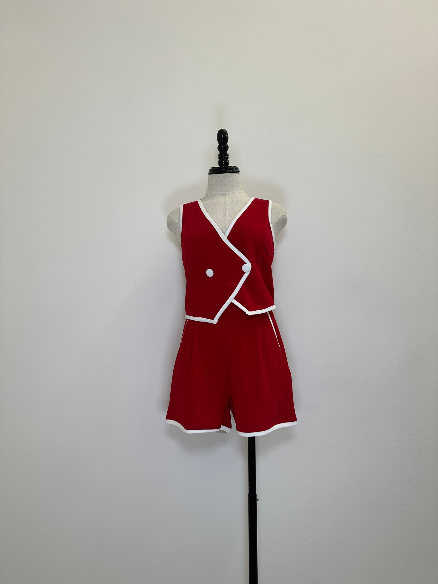 Conjunto Short y Chaleco con Detalles en Contraste