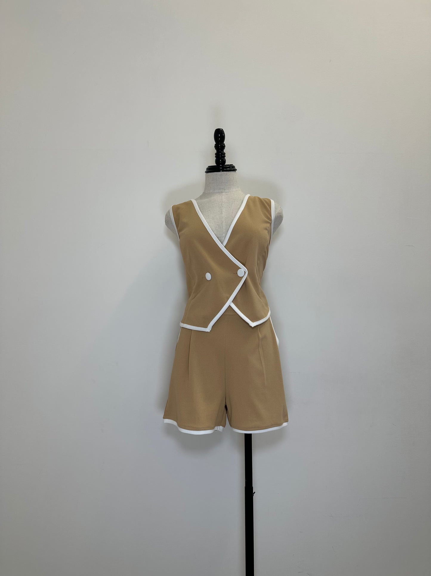 Conjunto Short y Chaleco con Detalles en Contraste