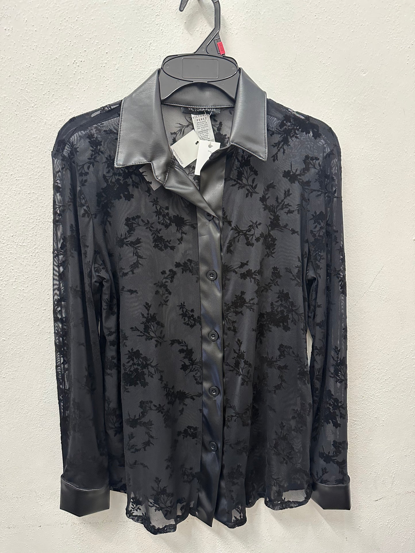 Camisa de mesh con cuello de vinipiel