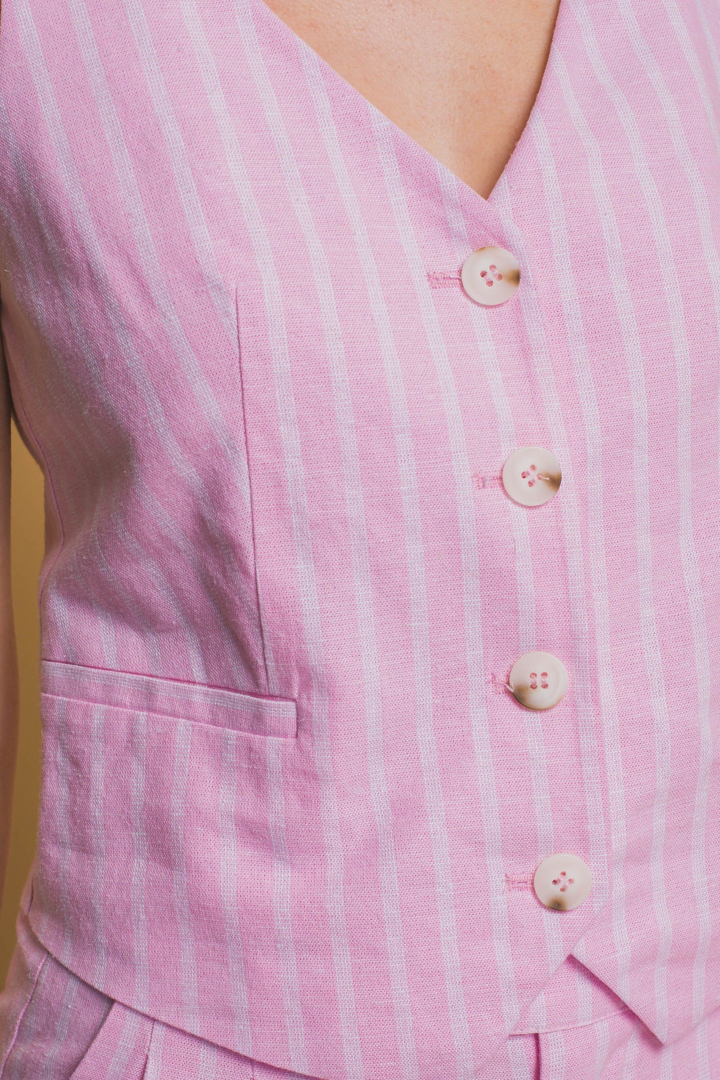 Chaleco escote en V con botones