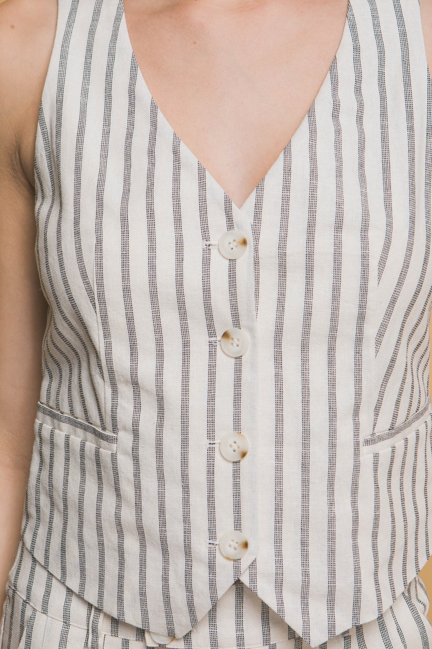 Chaleco escote en V con botones