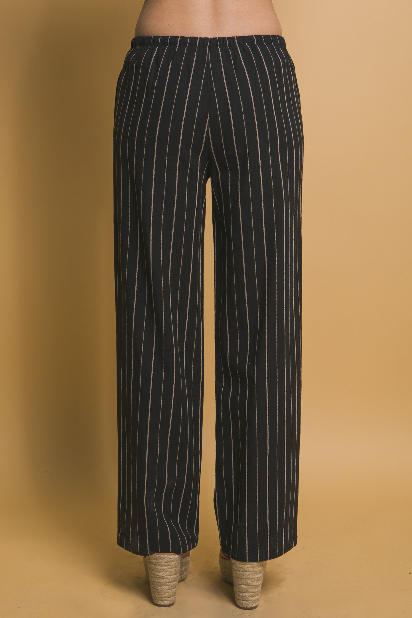 Pantalón recto de rayas con pretina elástica