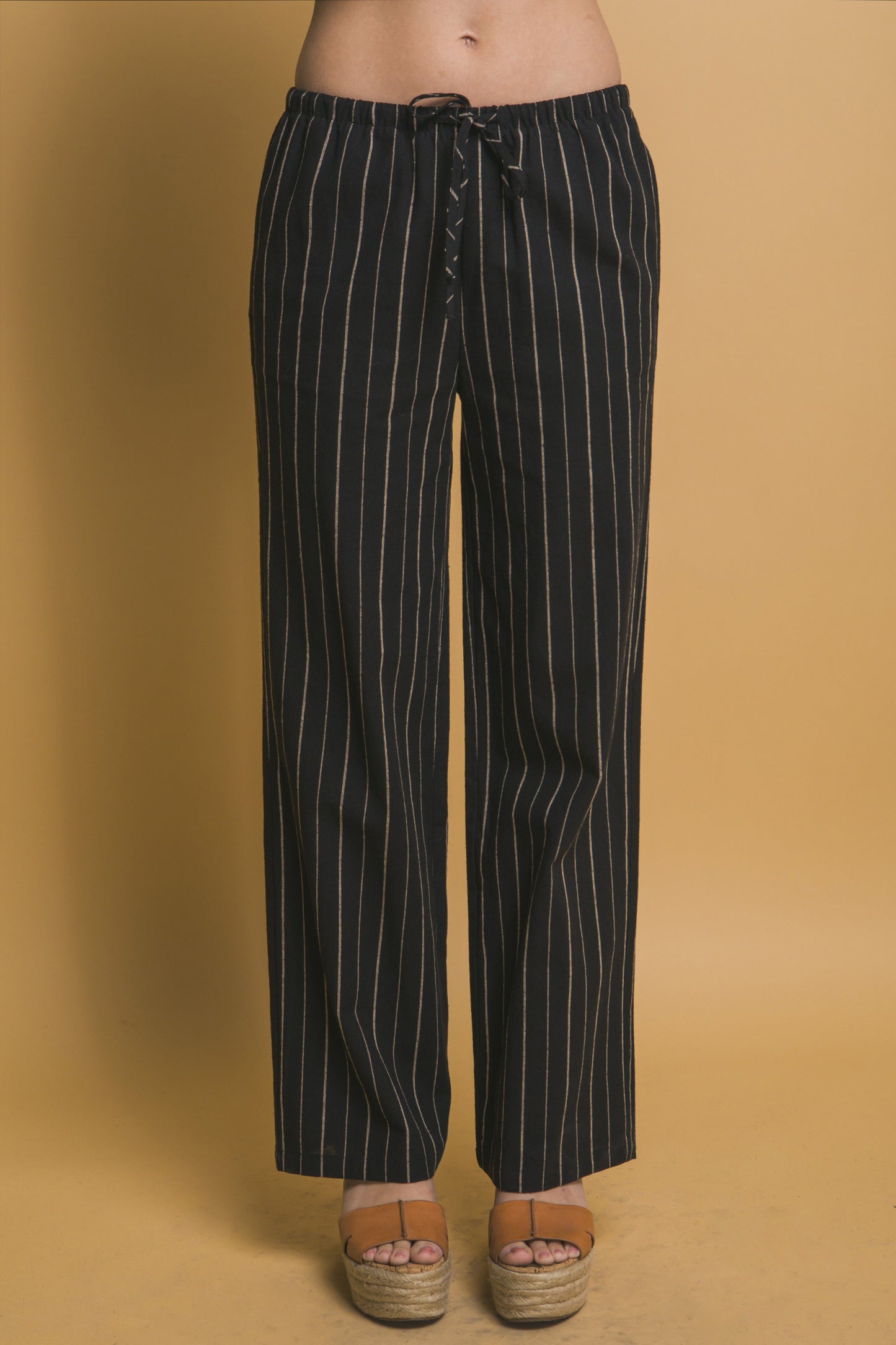 Pantalón recto de rayas con pretina elástica