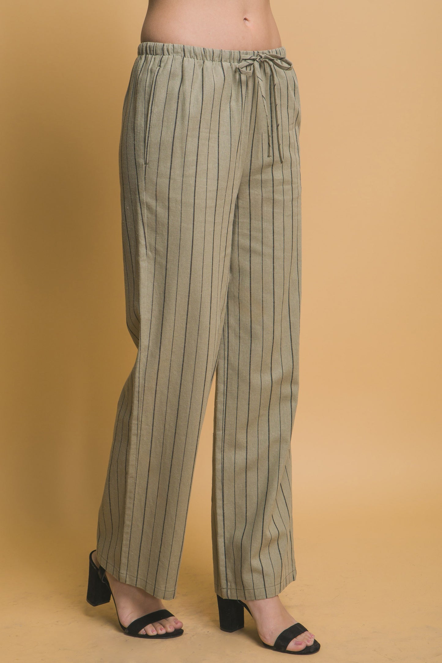 Pantalón recto de rayas con pretina elástica