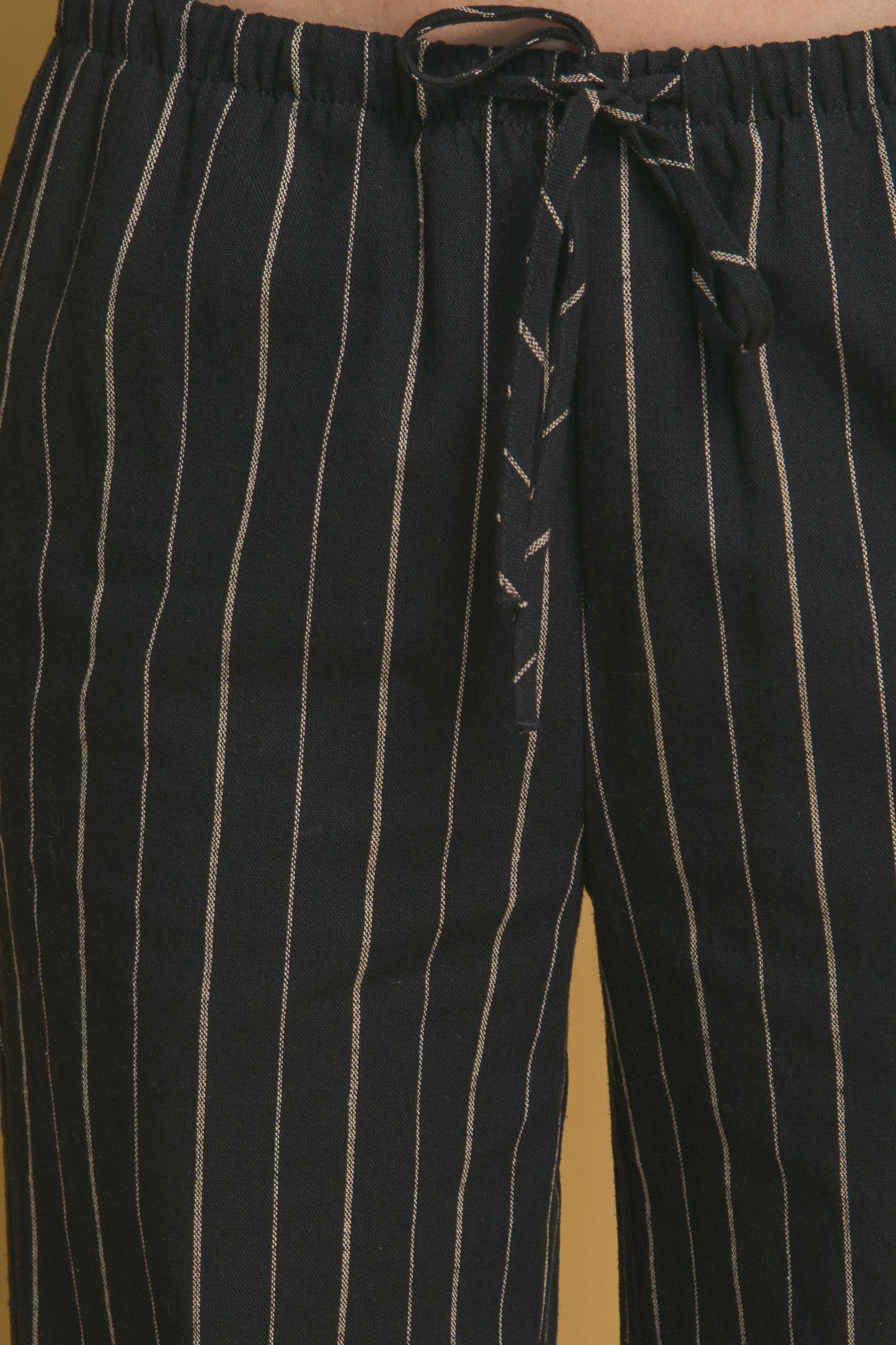 Pantalón recto de rayas con pretina elástica