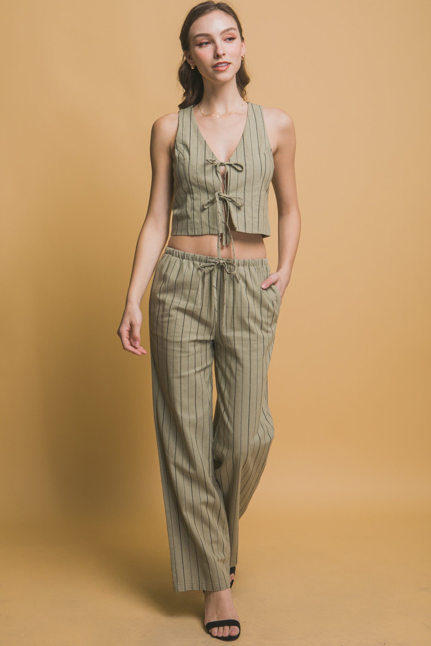 Pantalón recto de rayas con pretina elástica