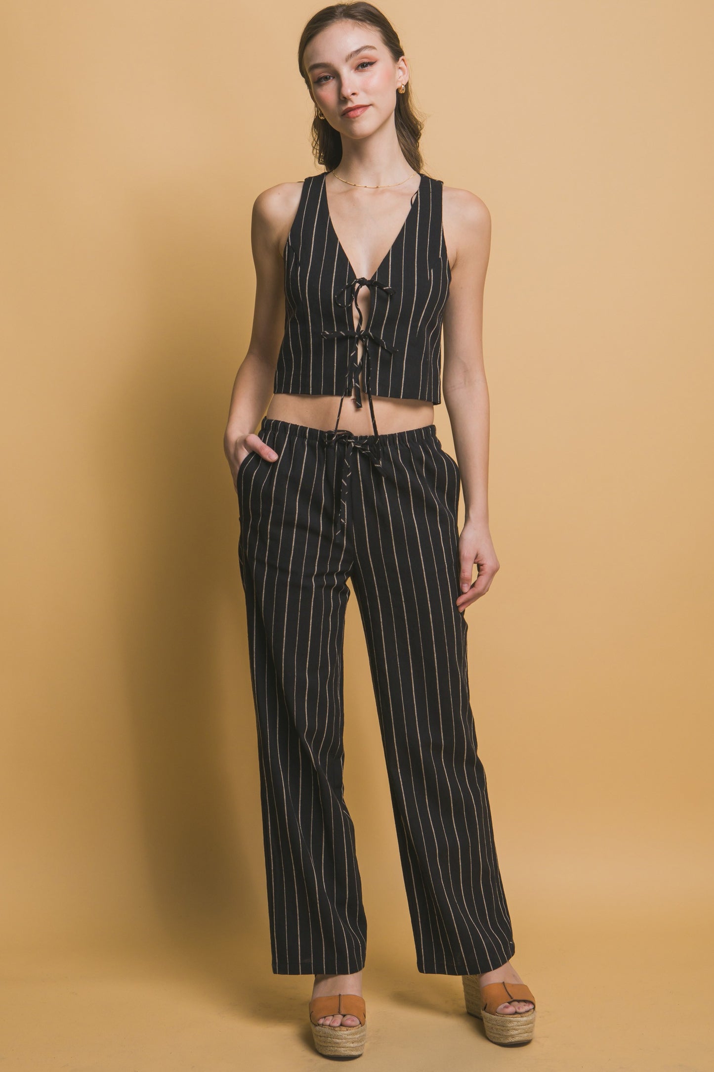 Pantalón recto de rayas con pretina elástica