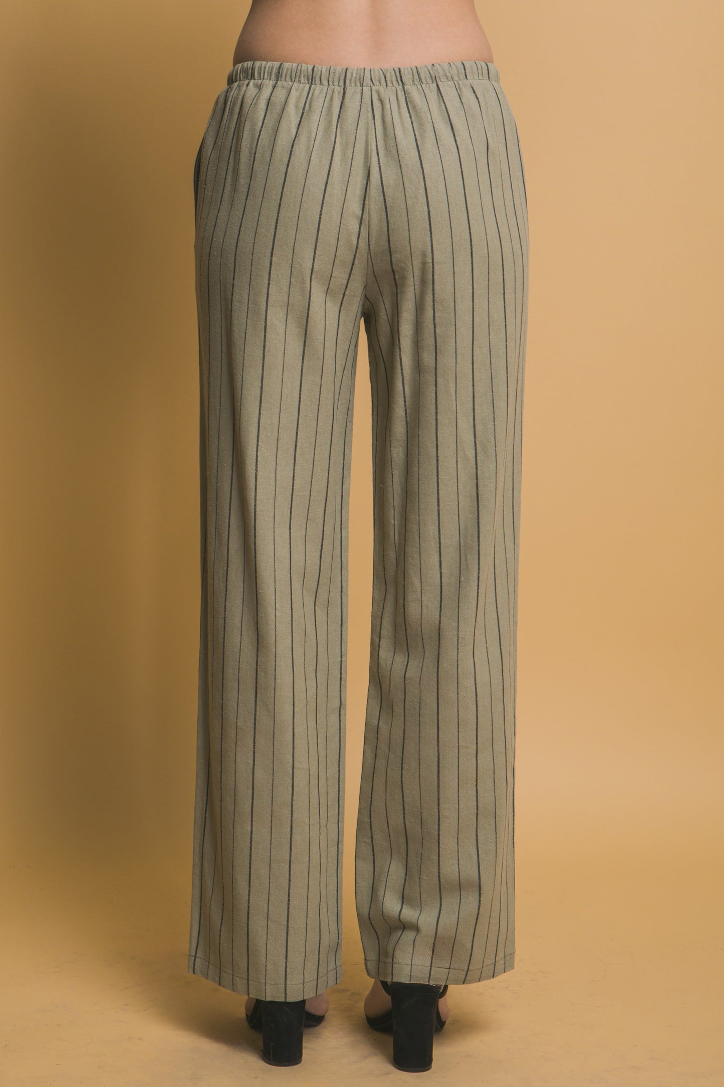 Pantalón recto de rayas con pretina elástica