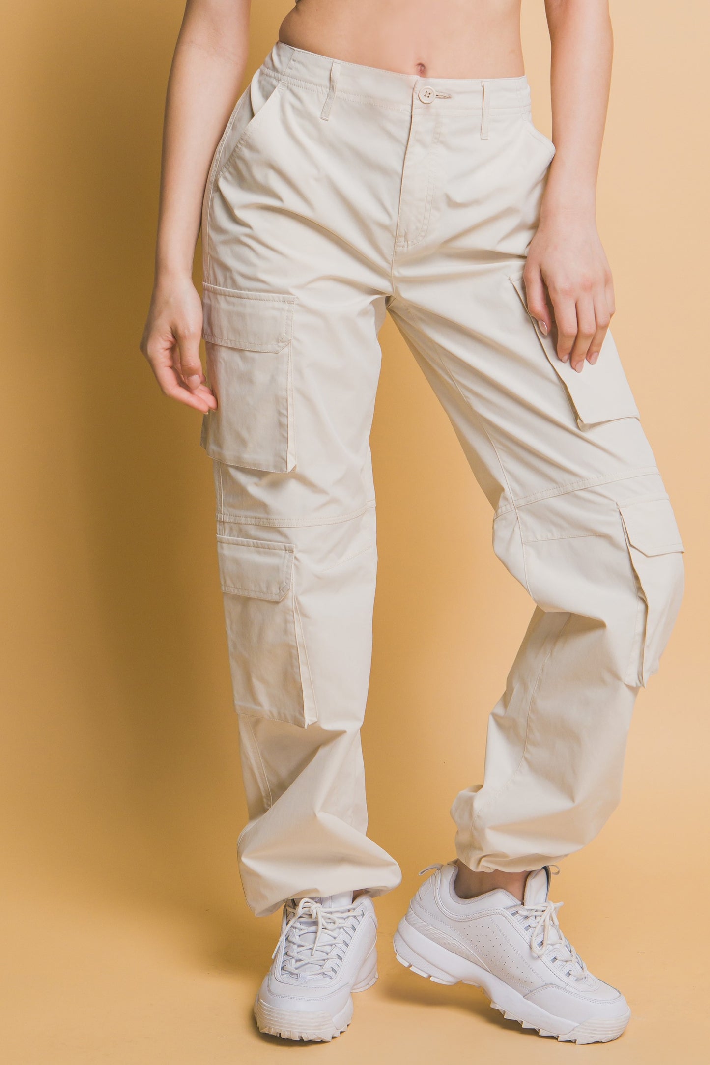 Pantalón cargo con ajuste en tobillo y múltiples bolsillos