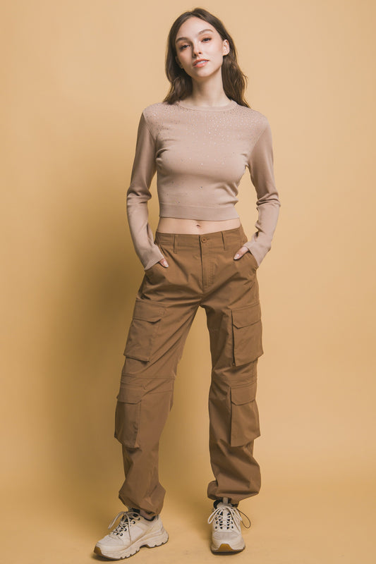 Pantalón cargo con ajuste en tobillo y múltiples bolsillos