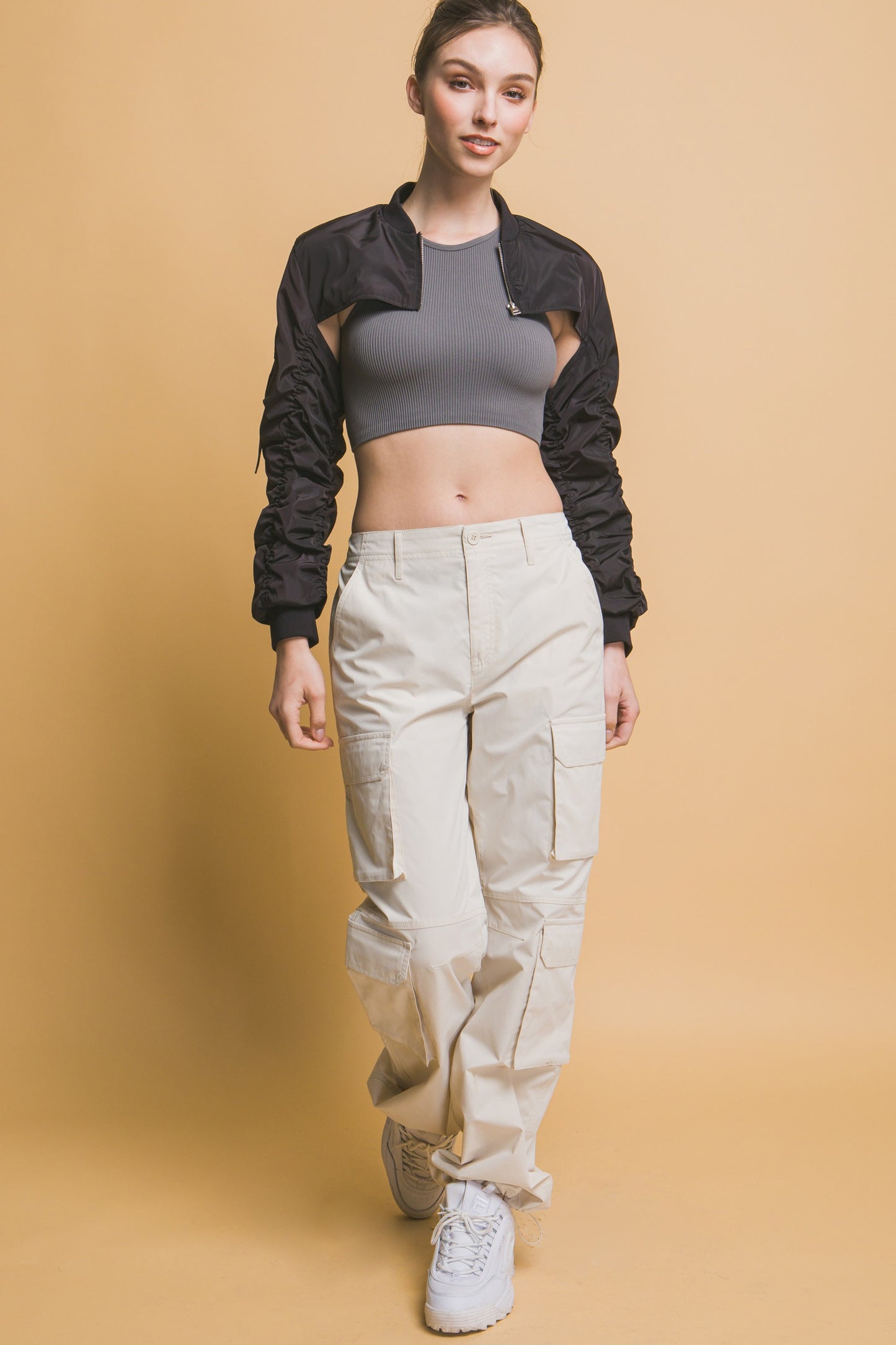 Pantalón cargo con ajuste en tobillo y múltiples bolsillos