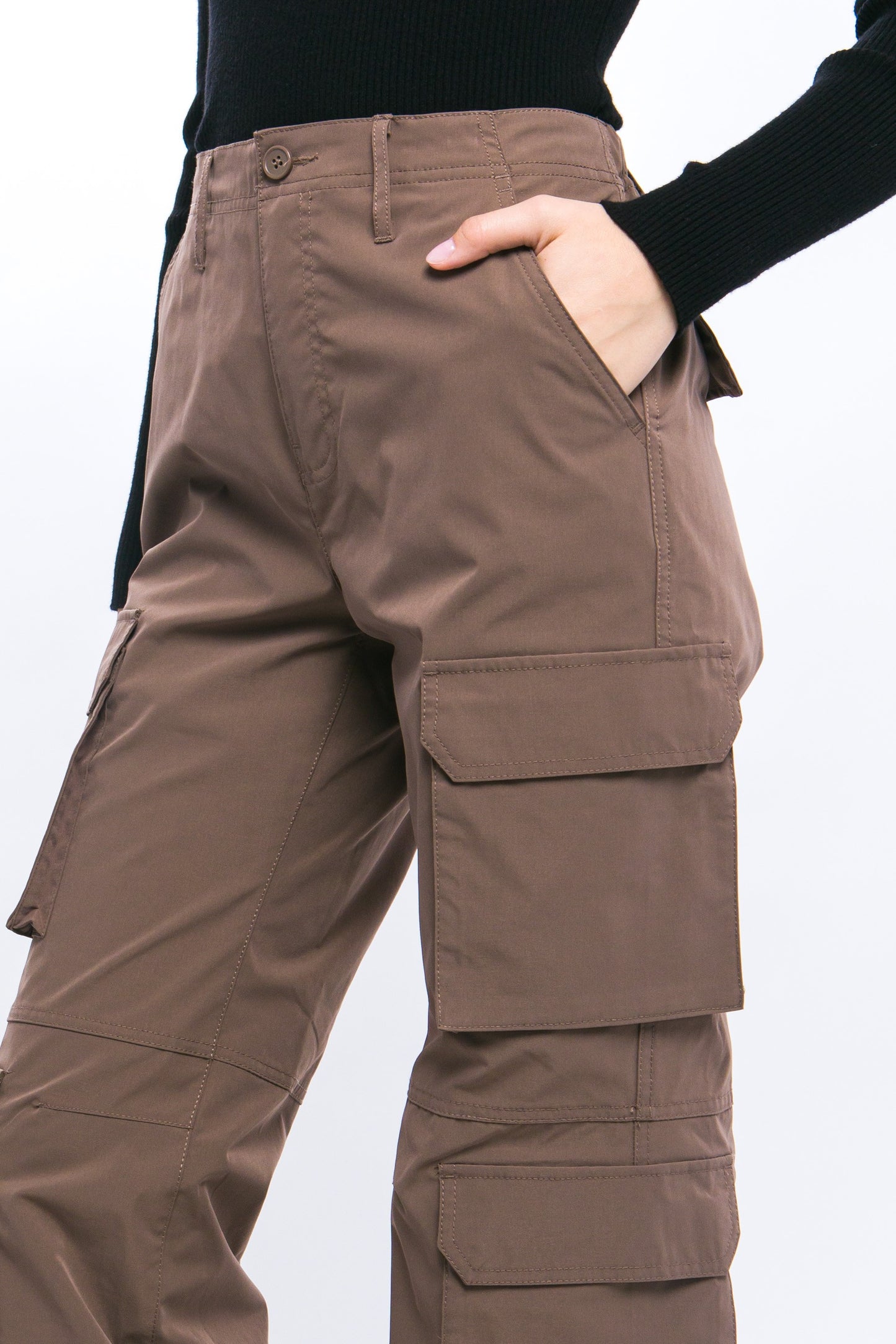 Pantalón cargo con ajuste en tobillo y múltiples bolsillos