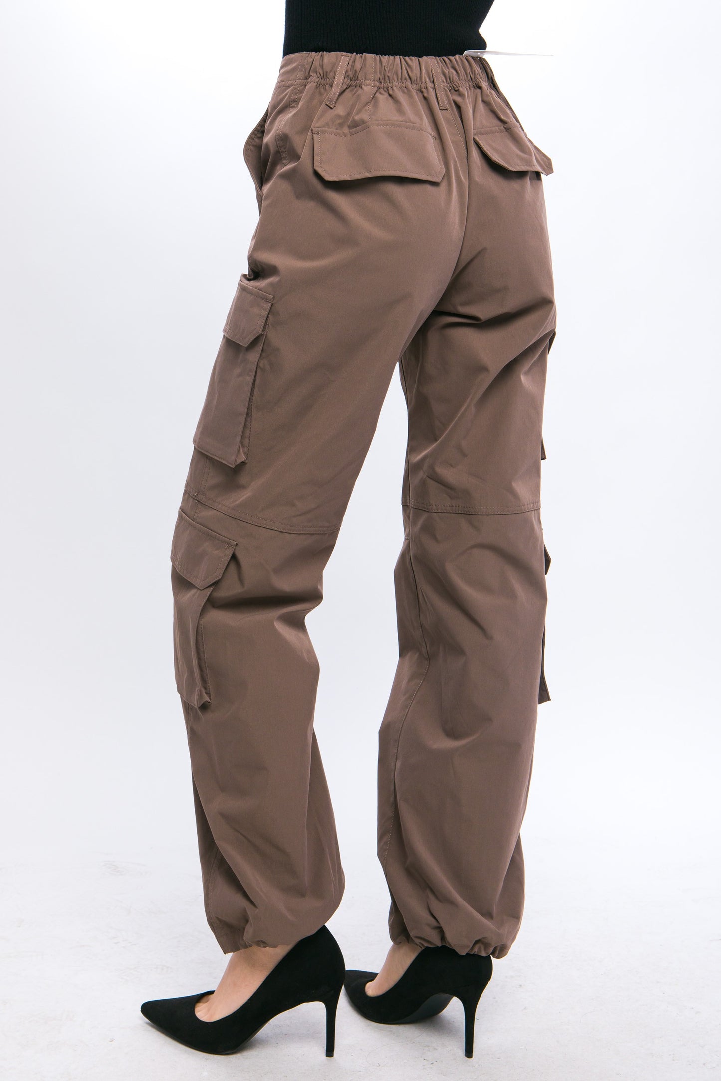 Pantalón cargo con ajuste en tobillo y múltiples bolsillos