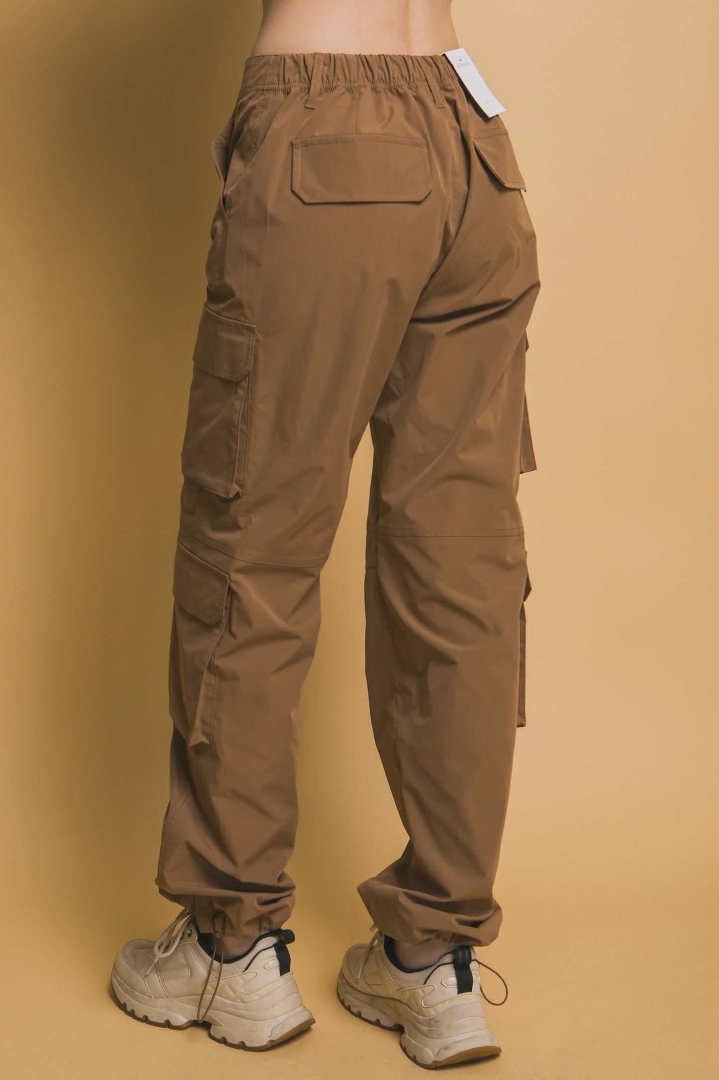 Pantalón cargo con ajuste en tobillo y múltiples bolsillos