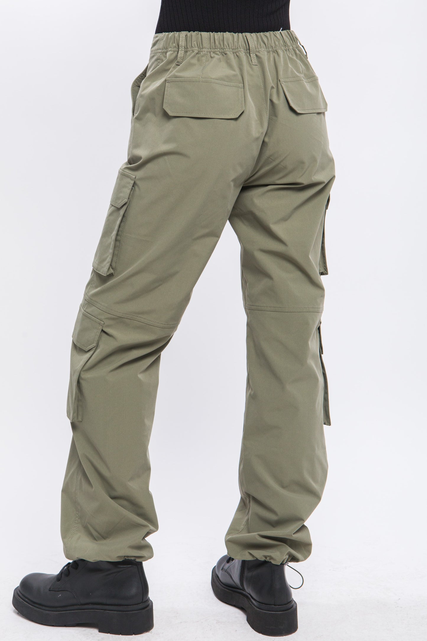 Pantalón cargo con ajuste en tobillo y múltiples bolsillos