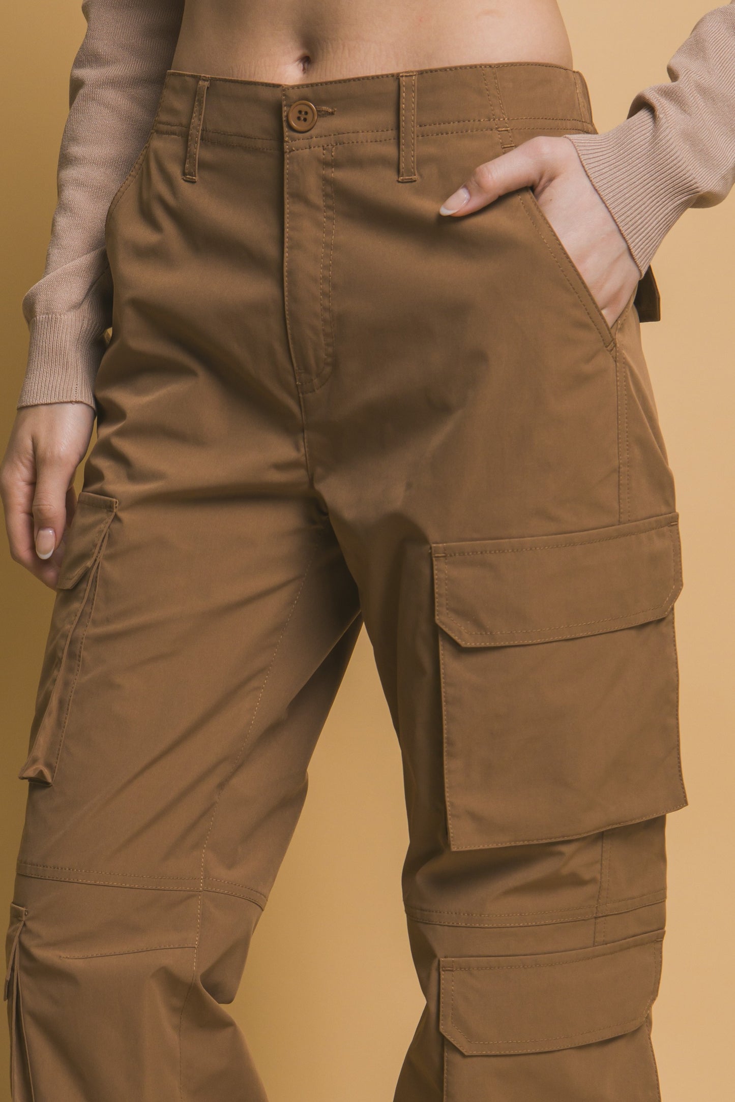 Pantalón cargo con ajuste en tobillo y múltiples bolsillos