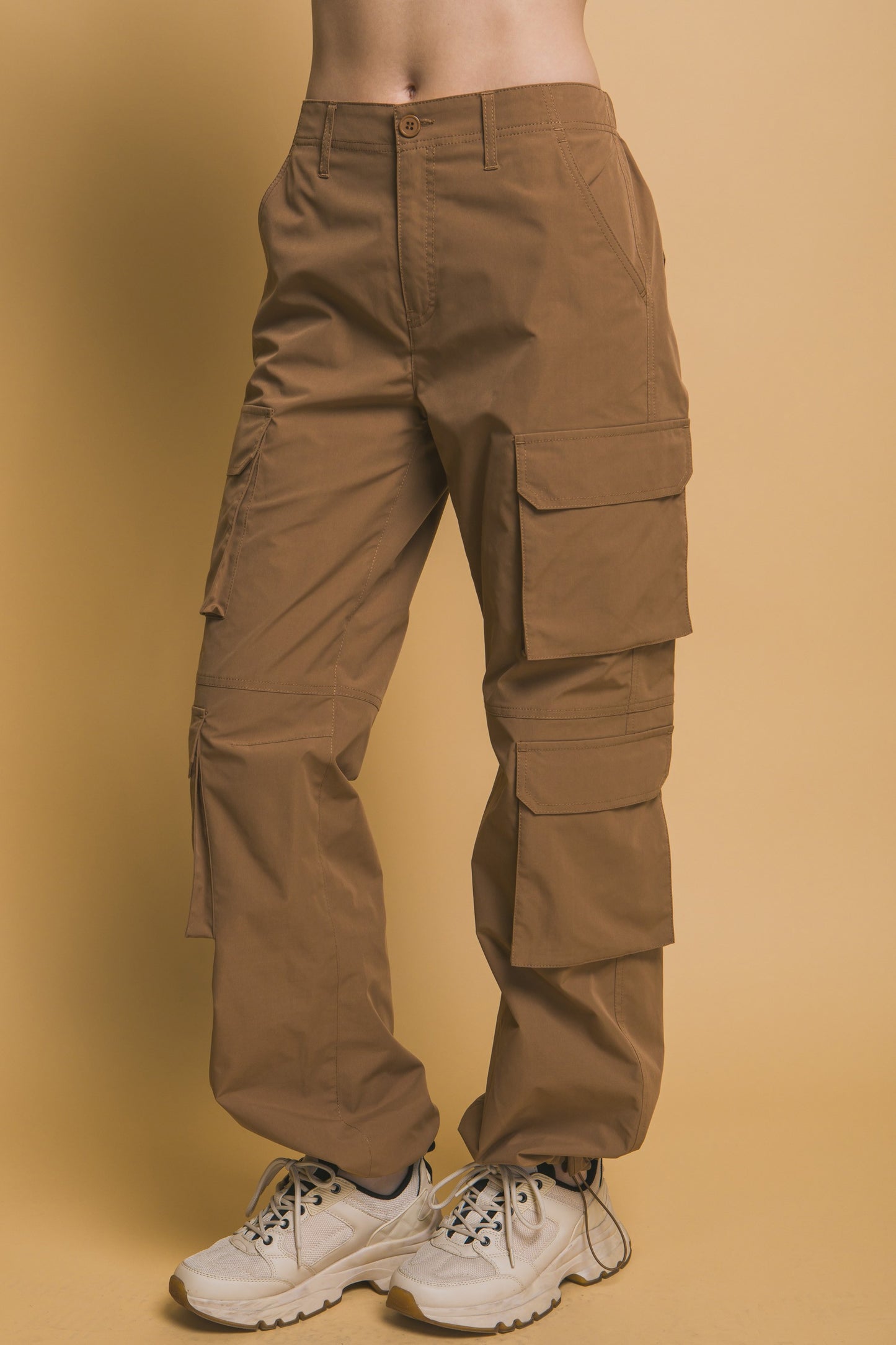 Pantalón cargo con ajuste en tobillo y múltiples bolsillos