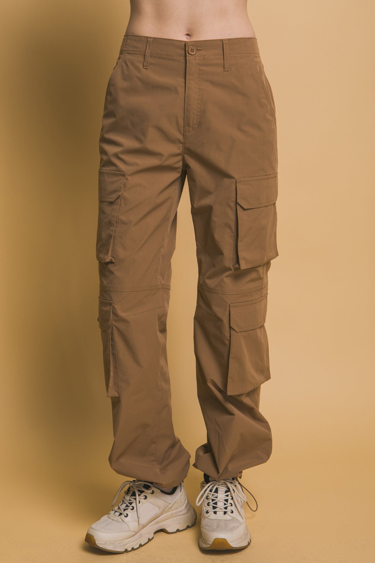 Pantalón cargo con ajuste en tobillo y múltiples bolsillos