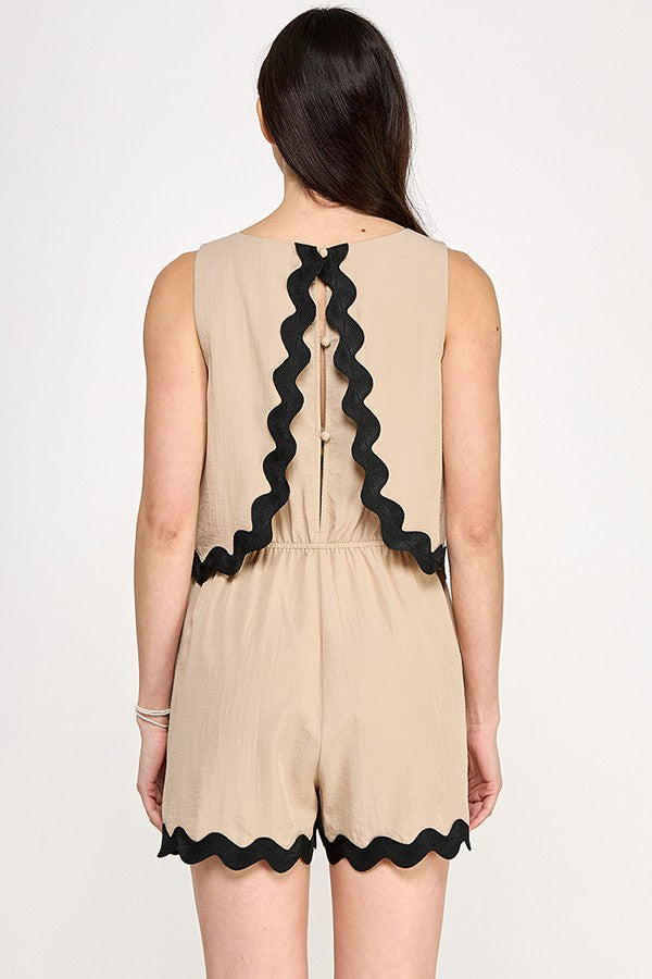 Vestido con detalle ondulado en contraste, fresco y elegante