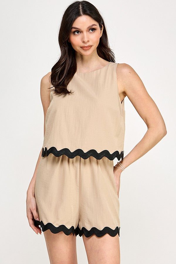 Vestido con detalle ondulado en contraste, fresco y elegante