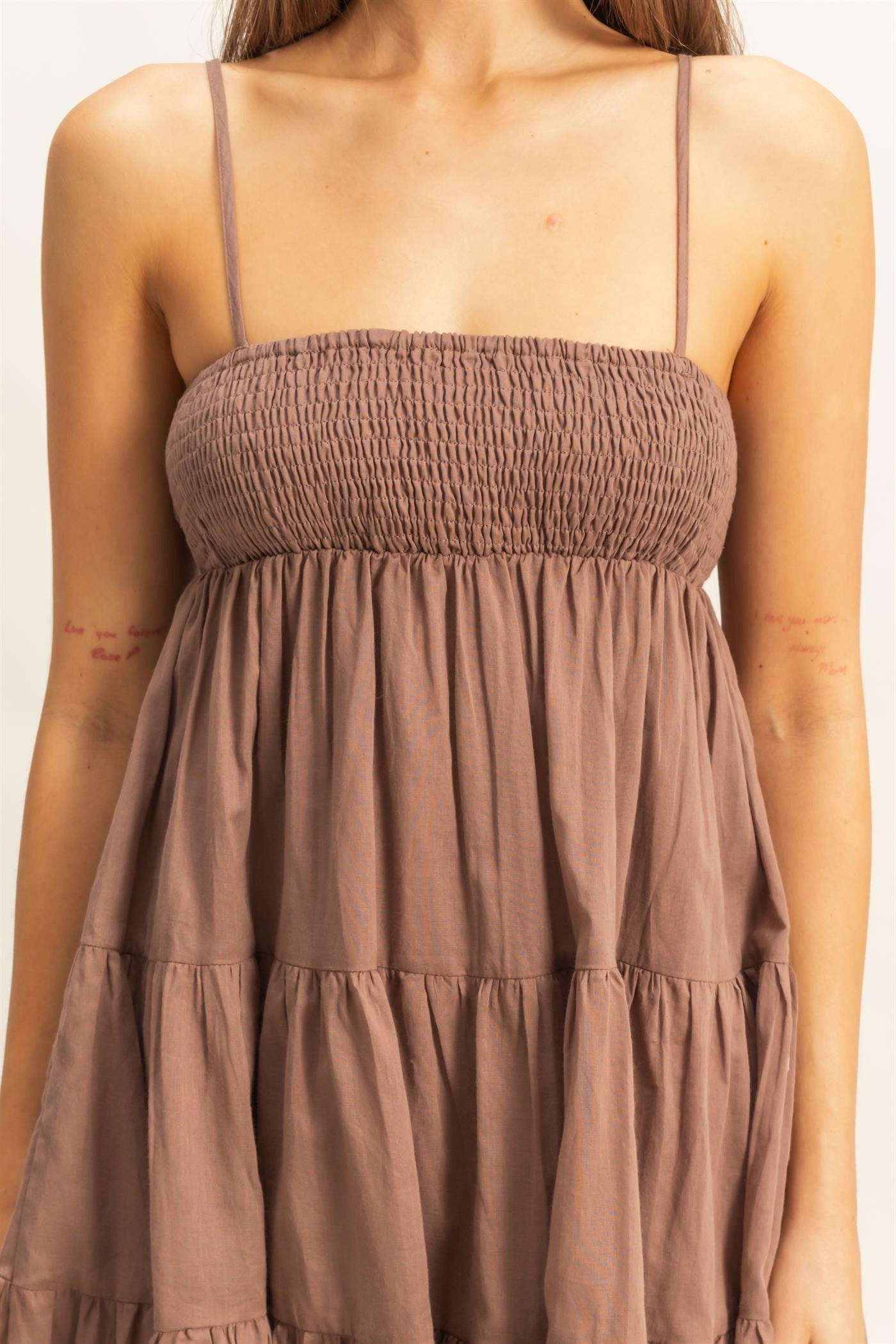 Vestido Corto con Tirantes y Detalle Fruncido