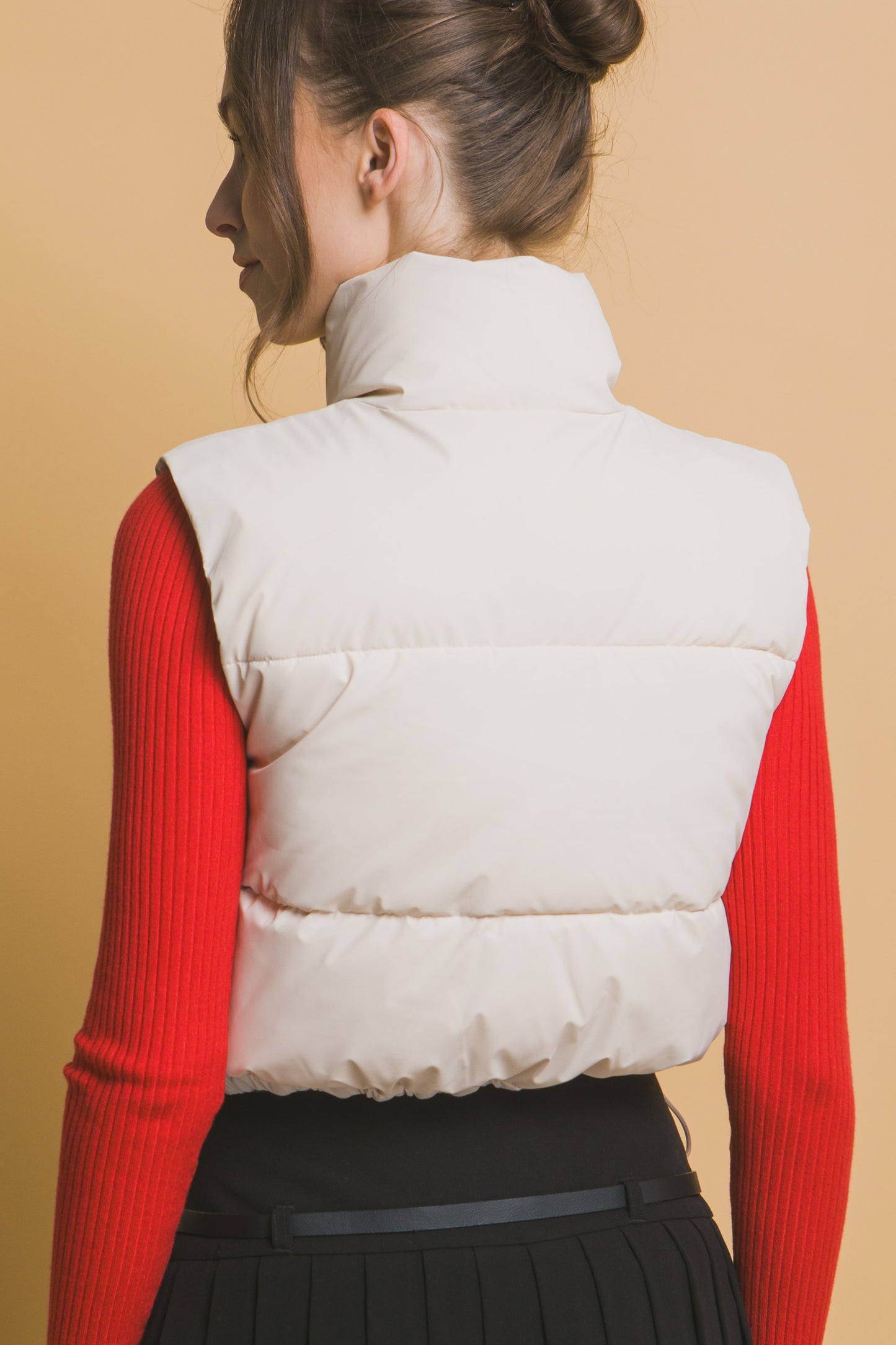Chaleco acolchado con cuello alto y ajuste en cintura