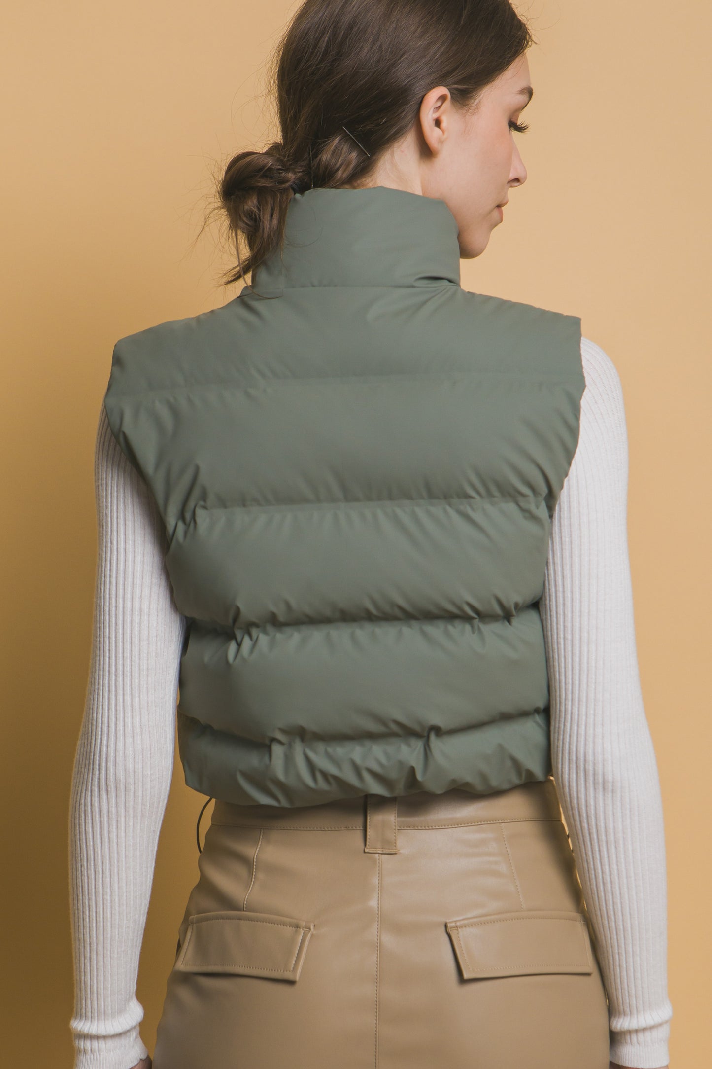 Chaleco acolchado moderno corte corto y cuello alto