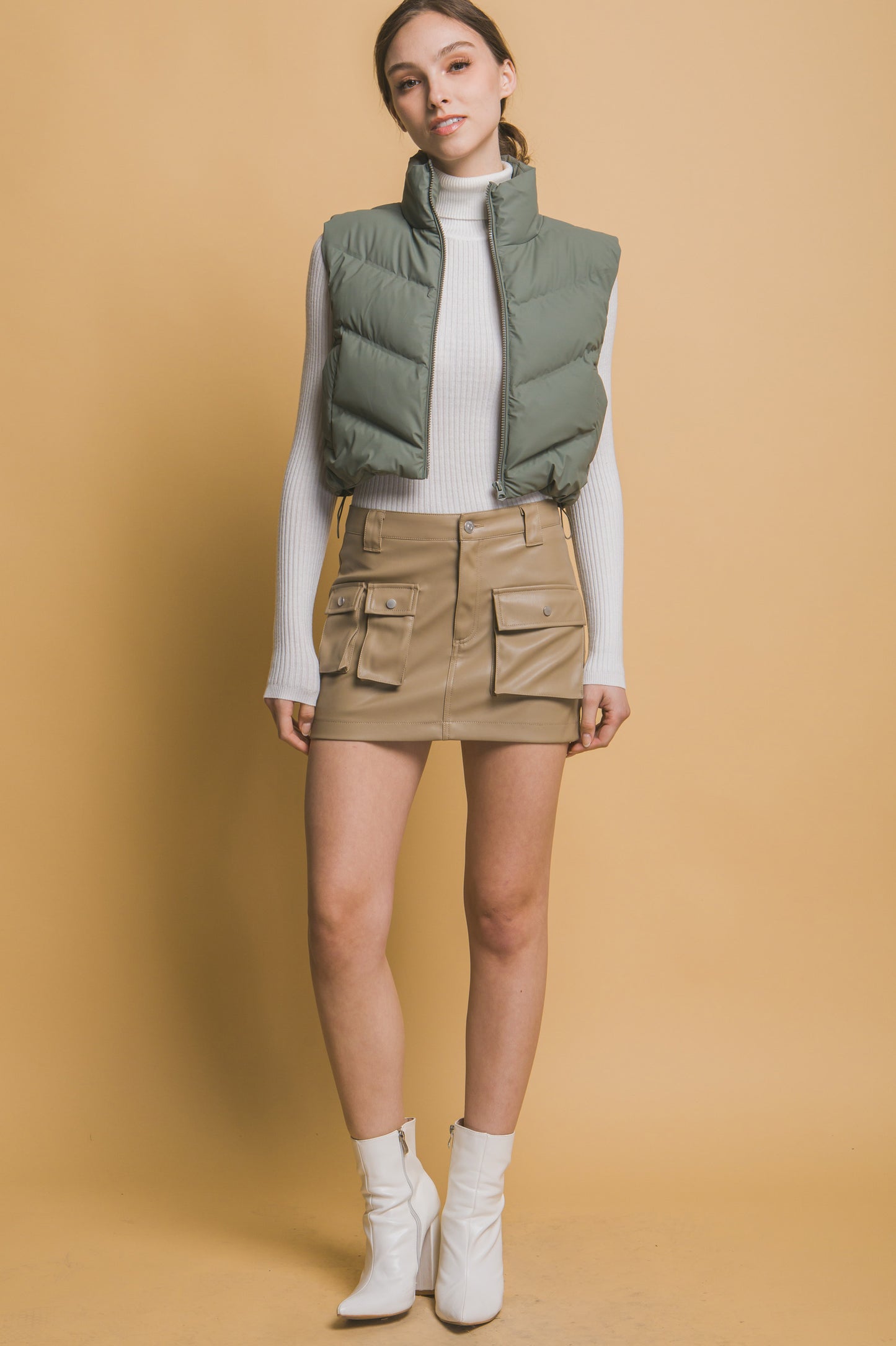Chaleco acolchado moderno corte corto y cuello alto