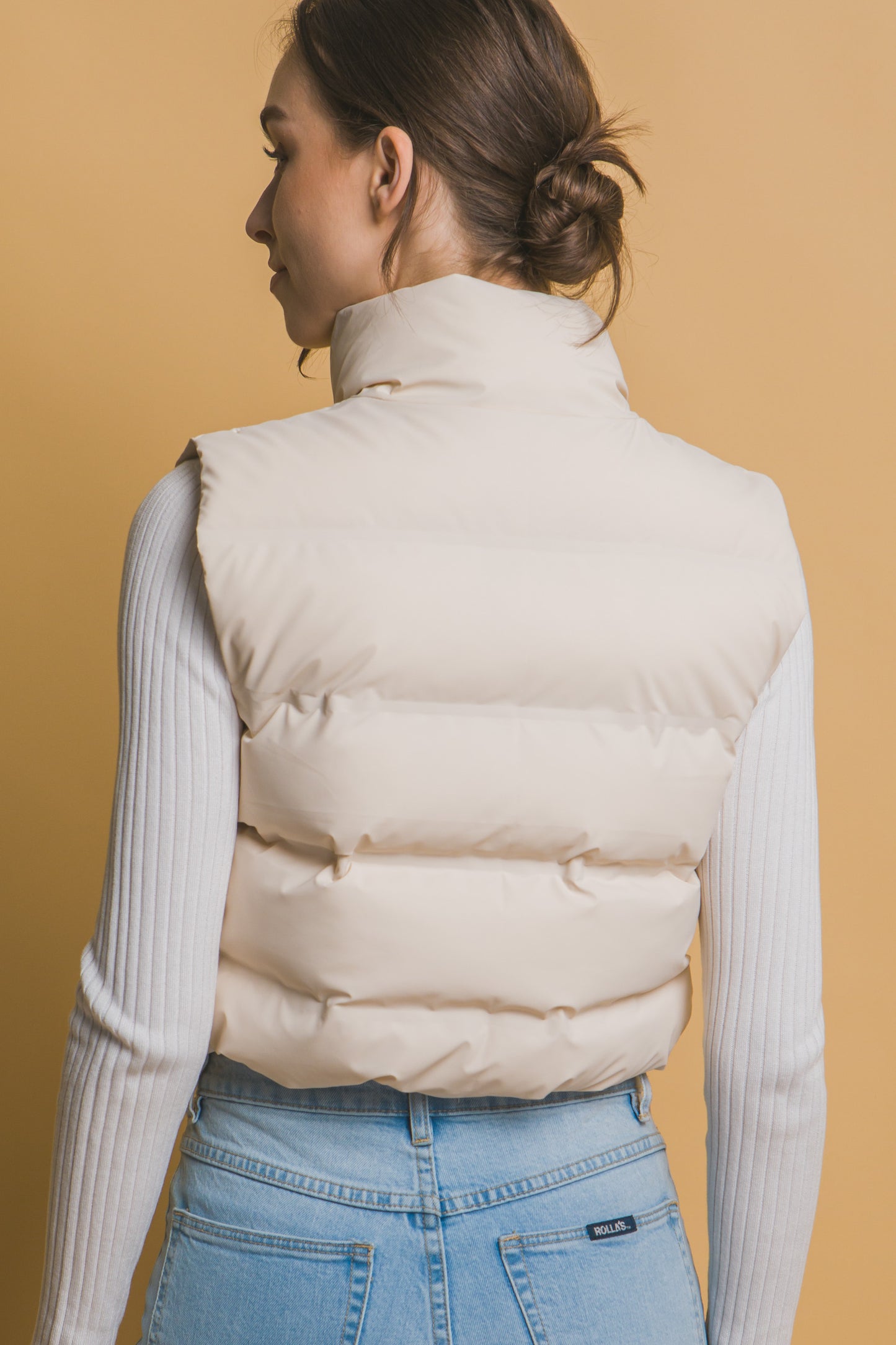 Chaleco acolchado moderno corte corto y cuello alto