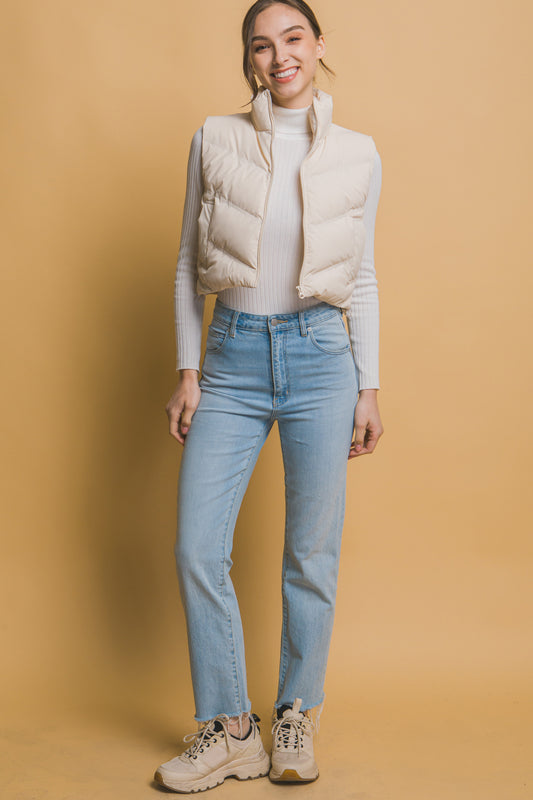 Chaleco acolchado moderno corte corto y cuello alto