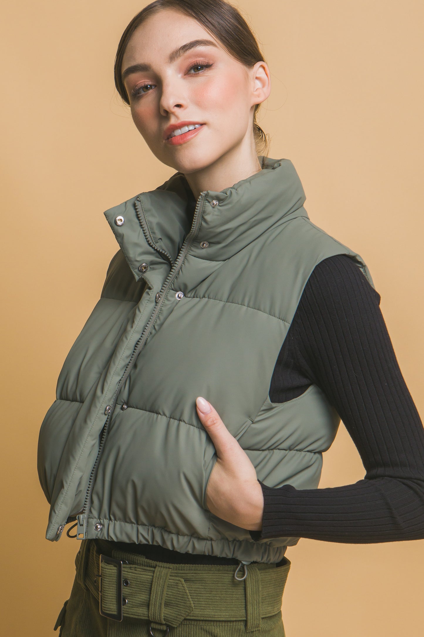 Chaleco acolchado con cuello alto y ajuste en cintura