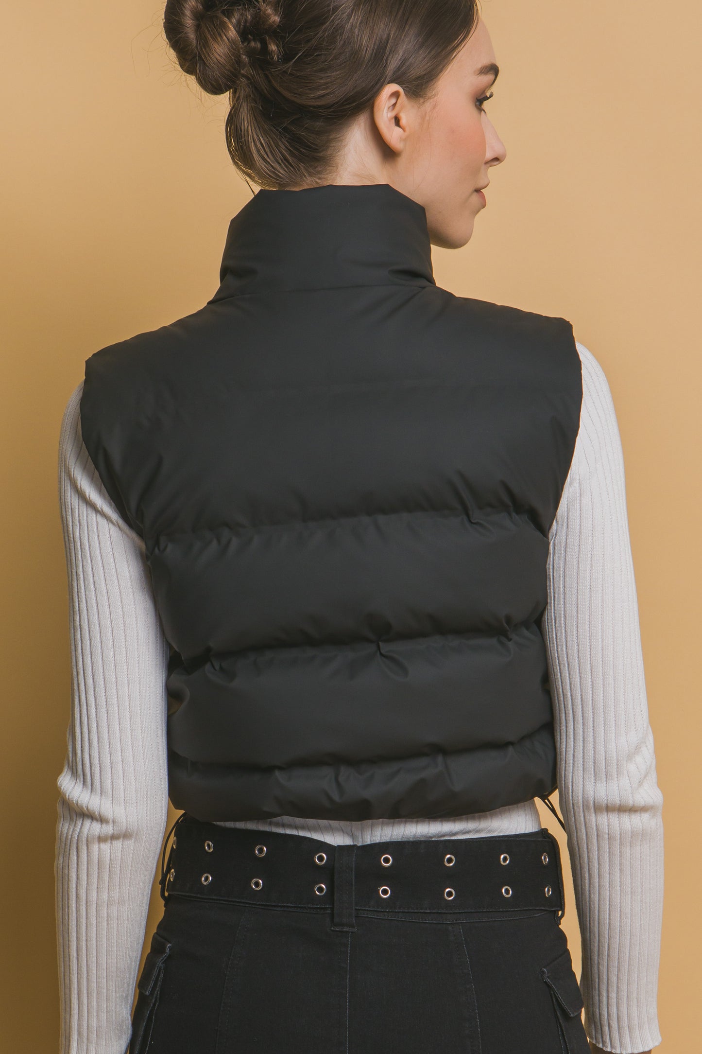 Chaleco acolchado moderno corte corto y cuello alto