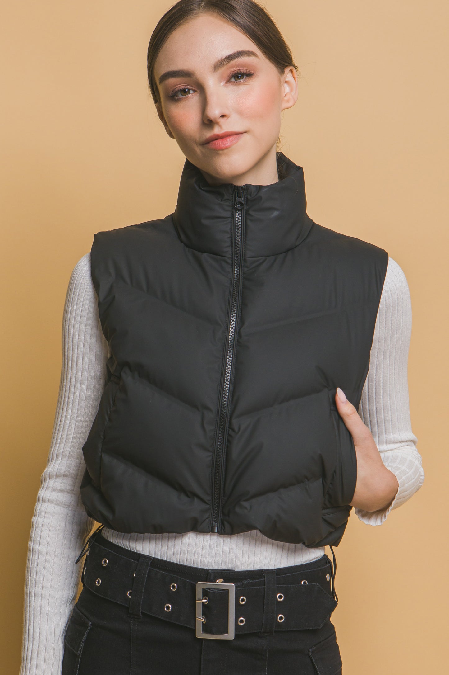 Chaleco acolchado moderno corte corto y cuello alto