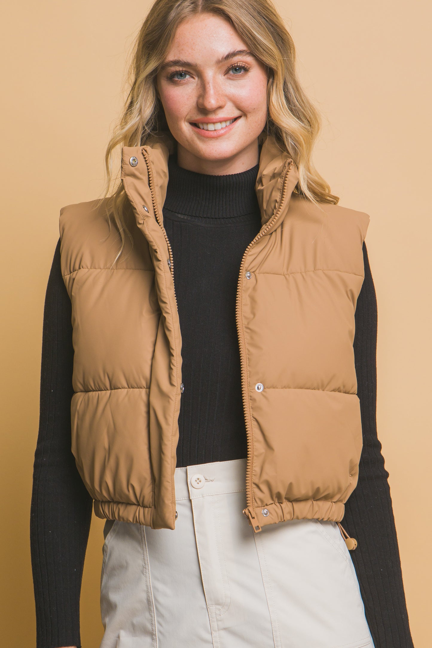 Chaleco acolchado con cuello alto y ajuste en cintura