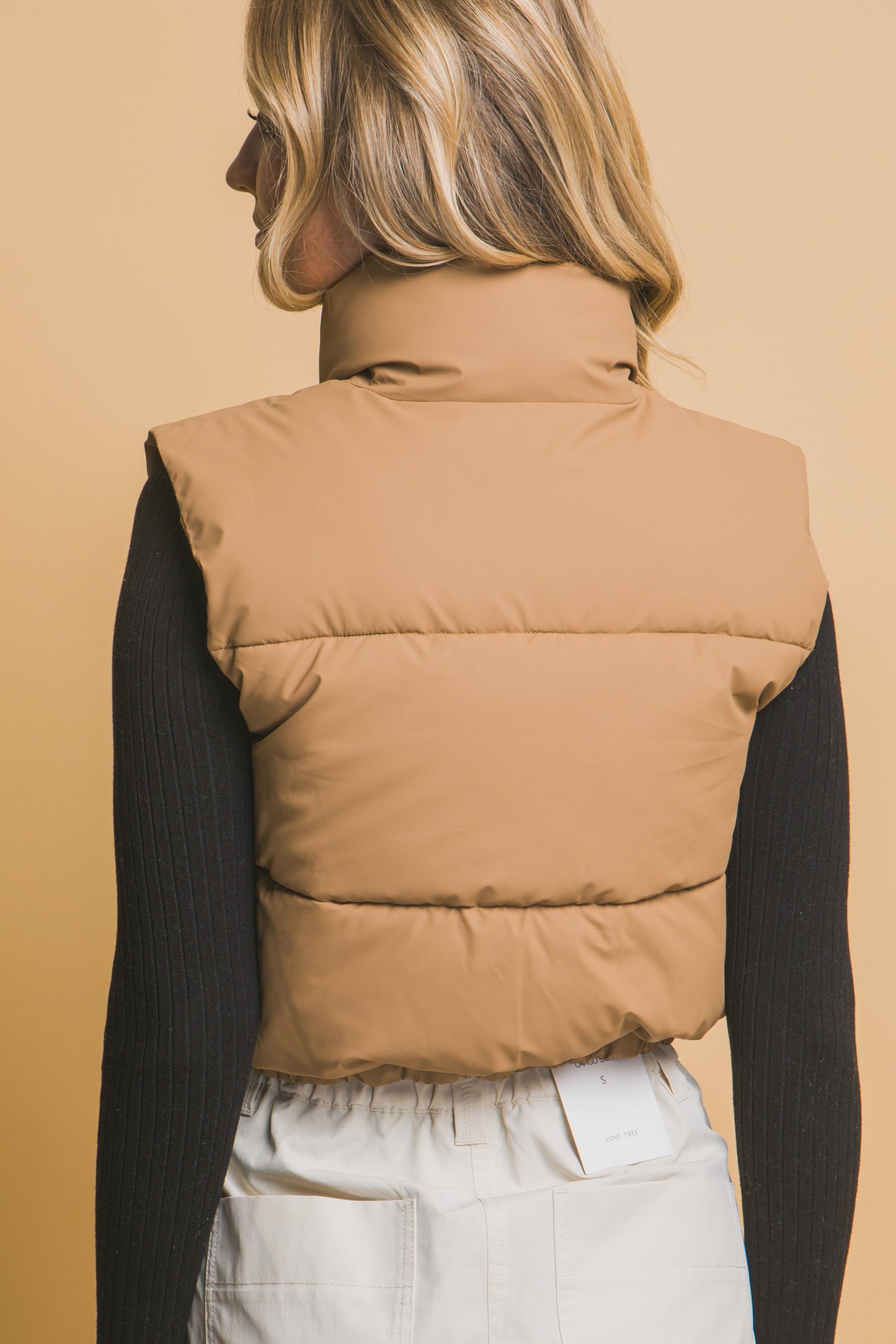Chaleco acolchado con cuello alto y ajuste en cintura