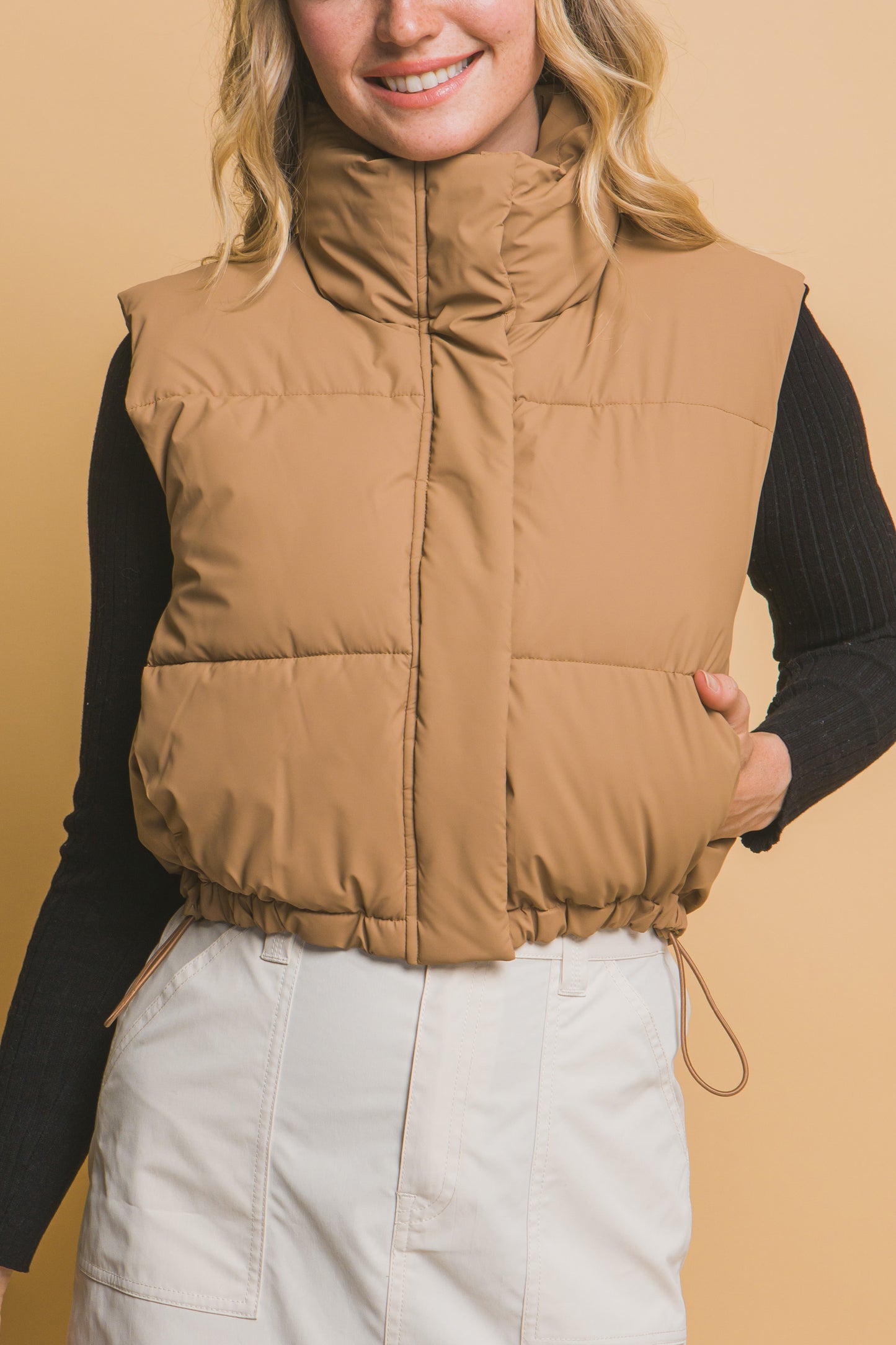 Chaleco acolchado con cuello alto y ajuste en cintura