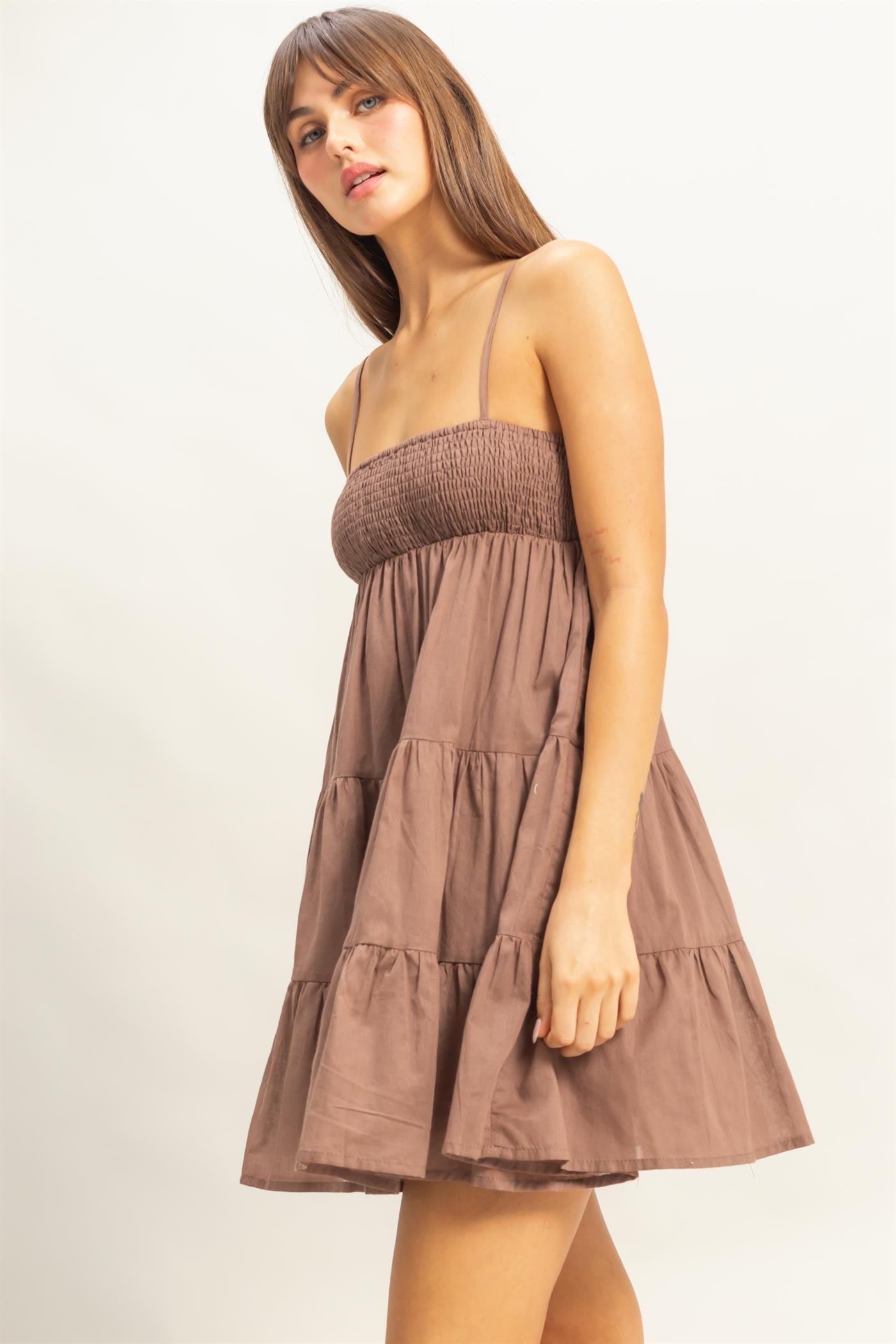 Vestido Corto con Tirantes y Detalle Fruncido