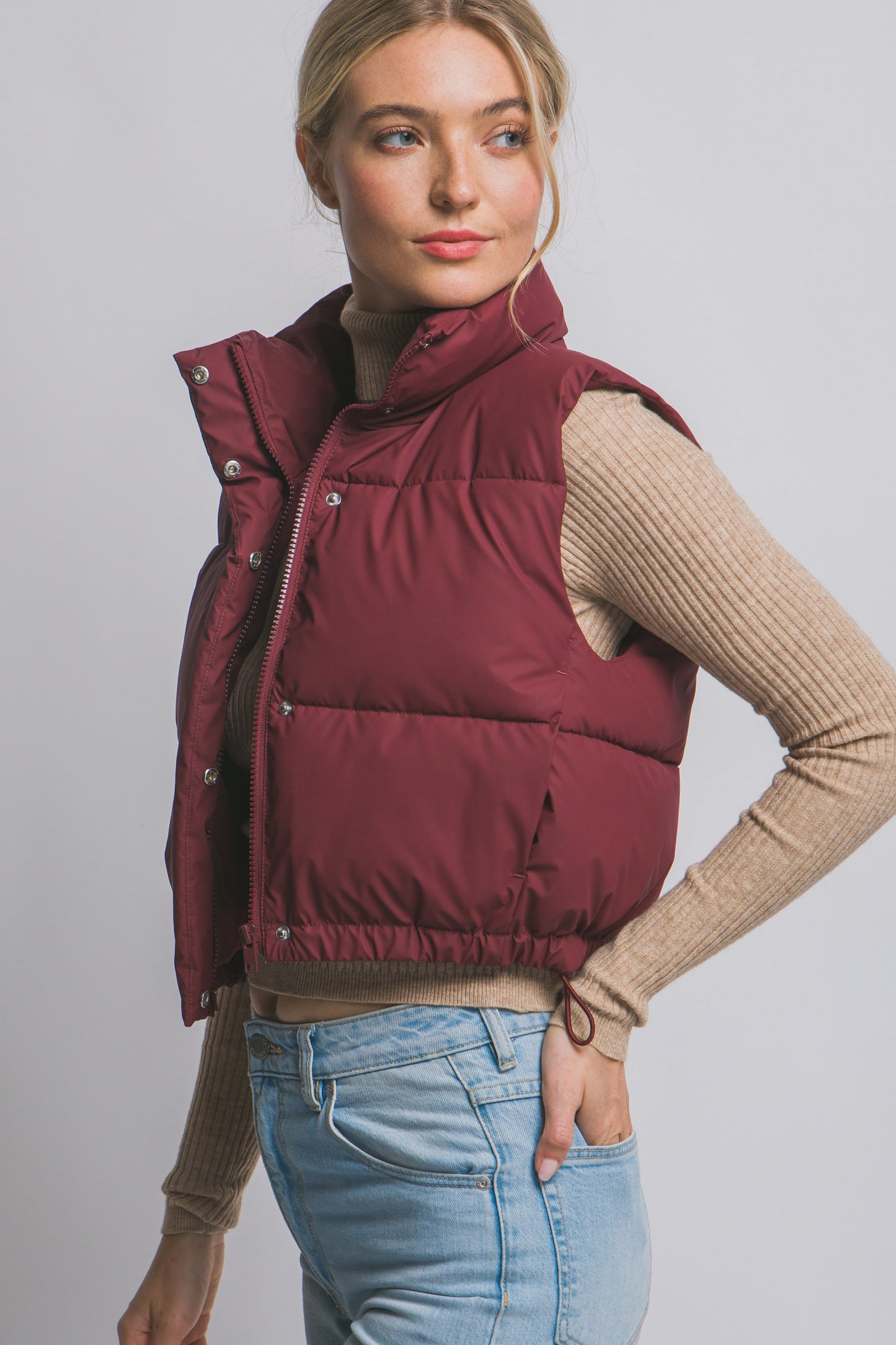 Chaleco acolchado con cuello alto y ajuste en cintura