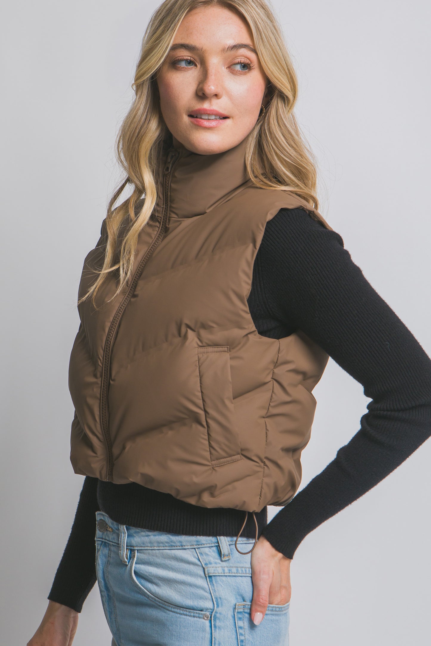 Chaleco acolchado moderno corte corto y cuello alto