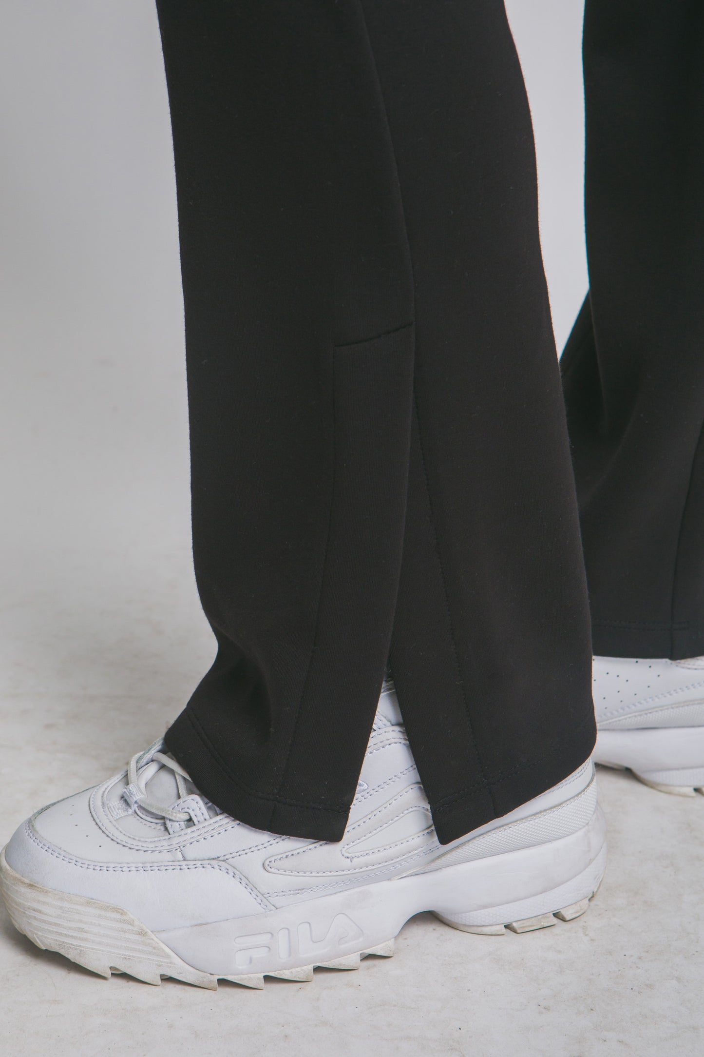 Malla deportiva flare con abertura inferior y pretina ancha