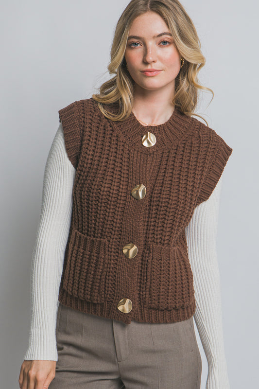 Chaleco tejido con botones metálicos