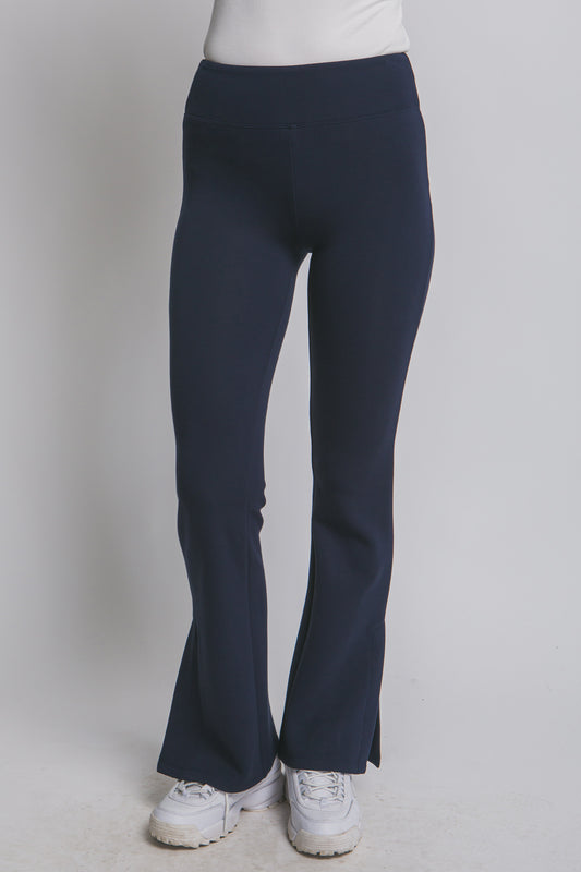 Malla deportiva flare con abertura inferior y pretina ancha