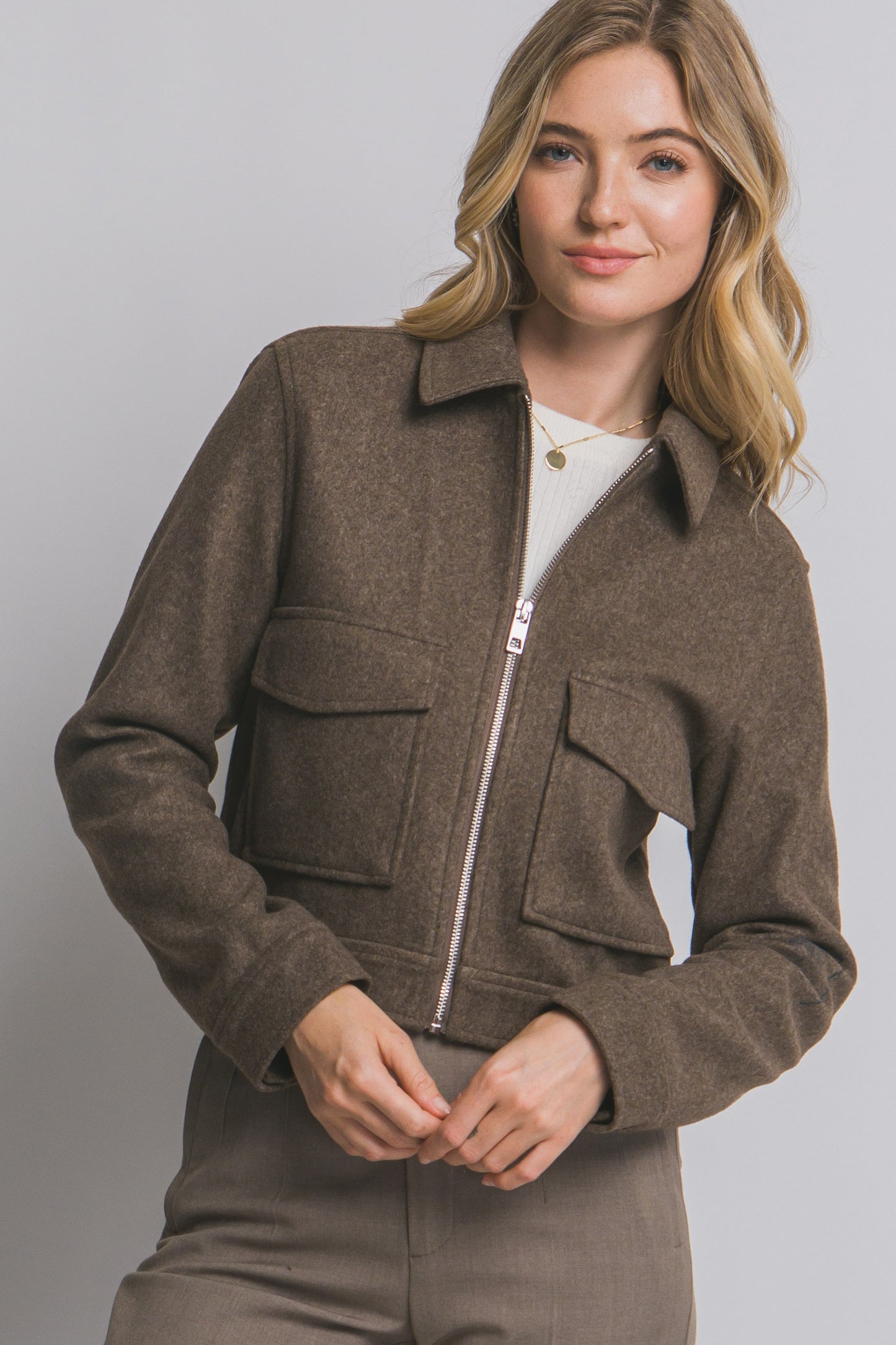 Chaqueta con bolsillos frontales y cierre metálico