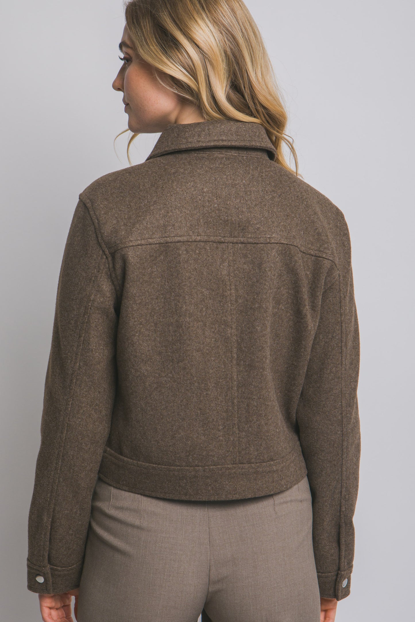 Chaqueta con bolsillos frontales y cierre metálico